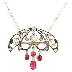 Alfiler/Colgante Art Nouveau de diamantes y rubíes de plata de ley de 18 quilates