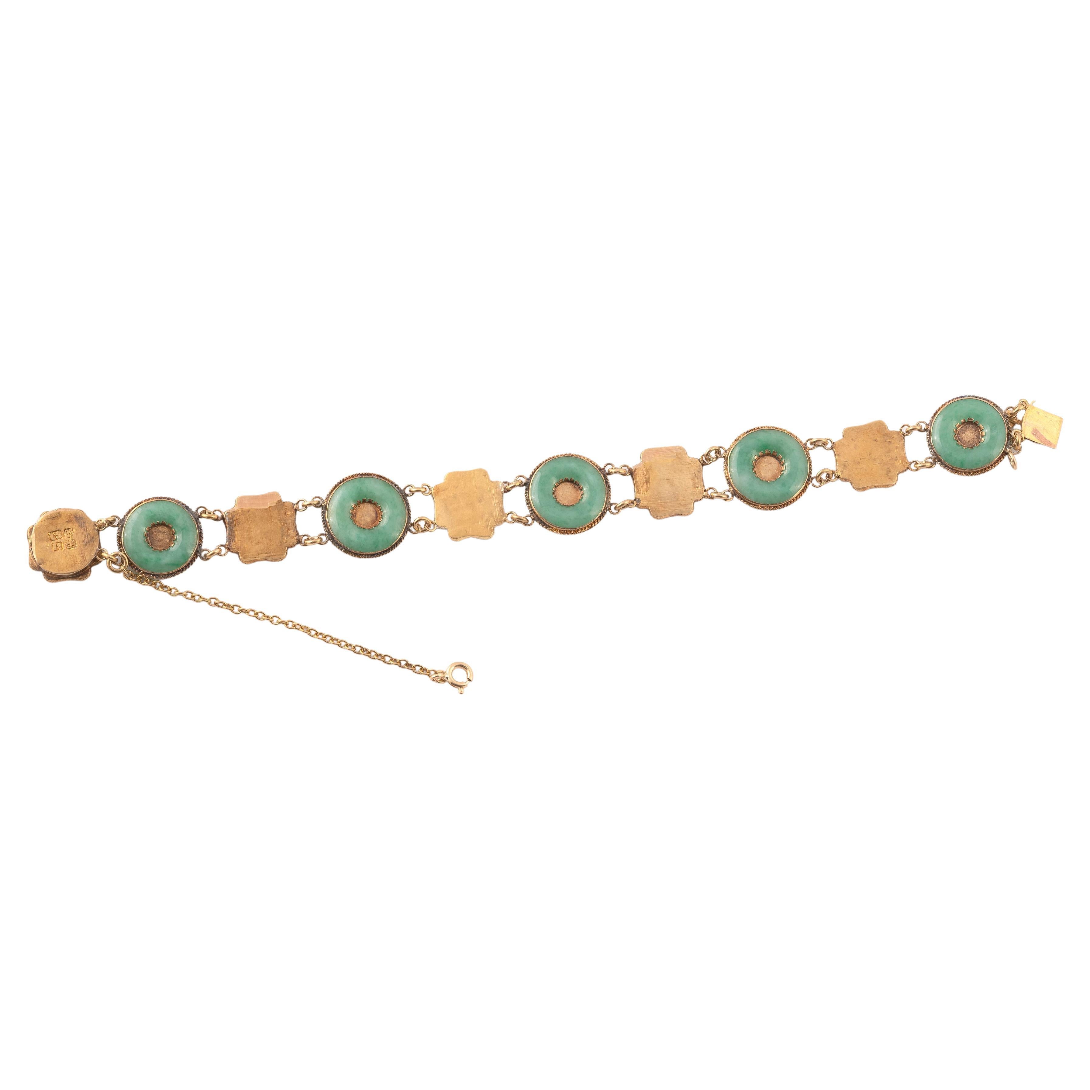 Bracelet souple, composé de disques en jade jadéite alternés avec des maillons quadrilobés en or jaune guilloché surmontés de caractères chinois. Longueur : 19.5cm. Poids : 14,8 g.