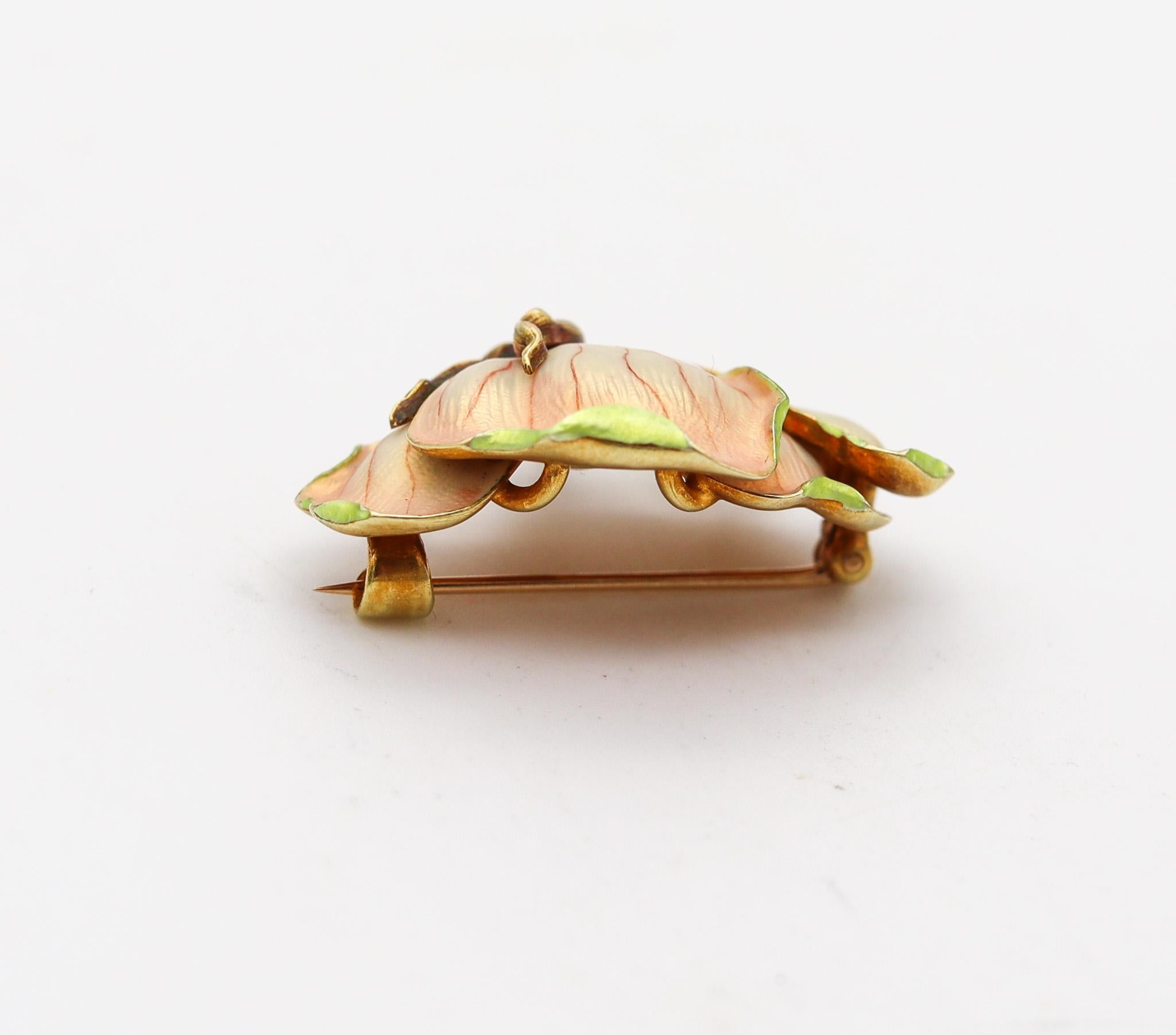 Broche pendentif Art nouveau 1900 en or jaune 14 carats émaillé opalescent orchidée Unisexe en vente