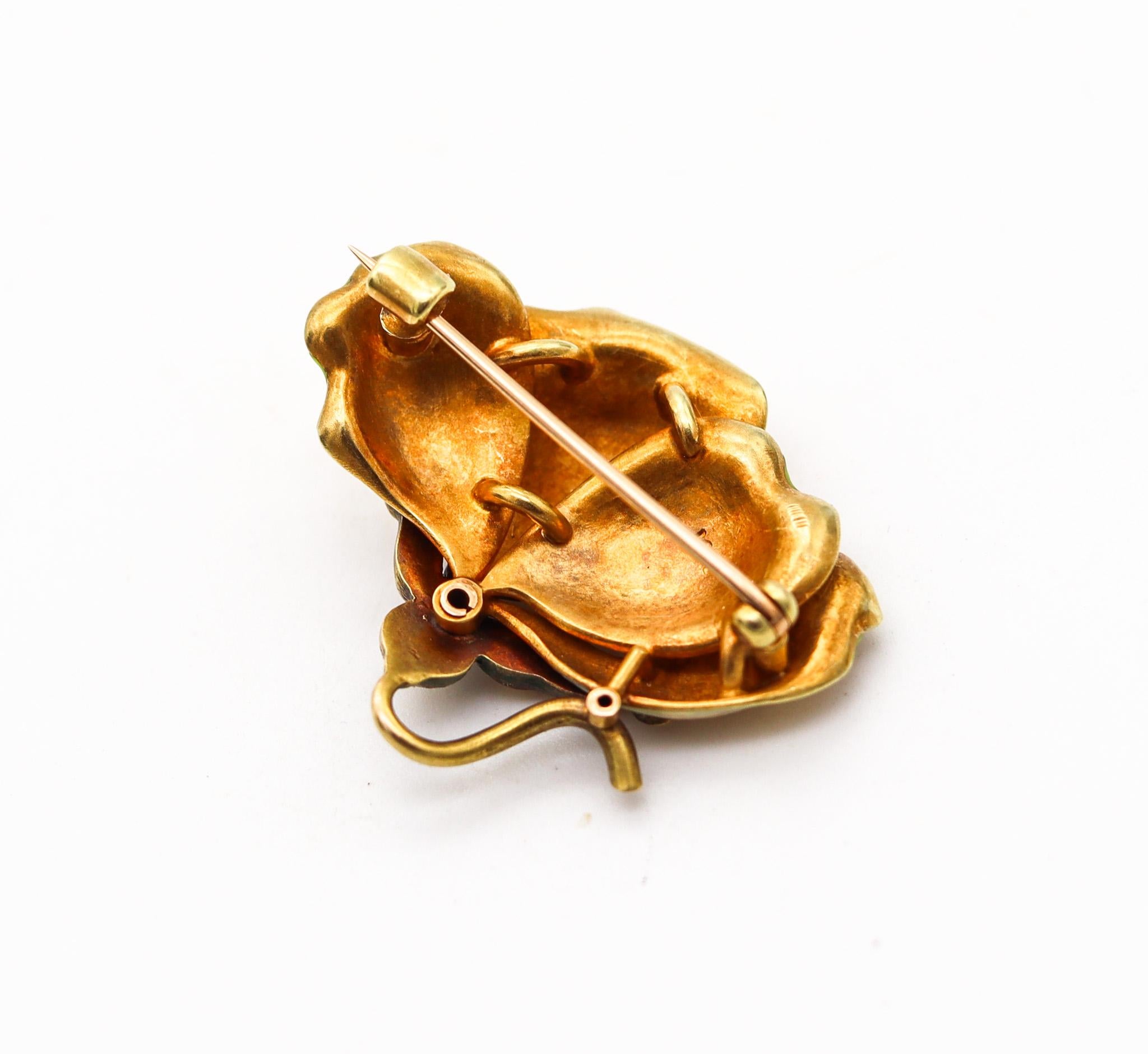 Broche pendentif Art nouveau 1900 en or jaune 14 carats émaillé opalescent orchidée en vente 2