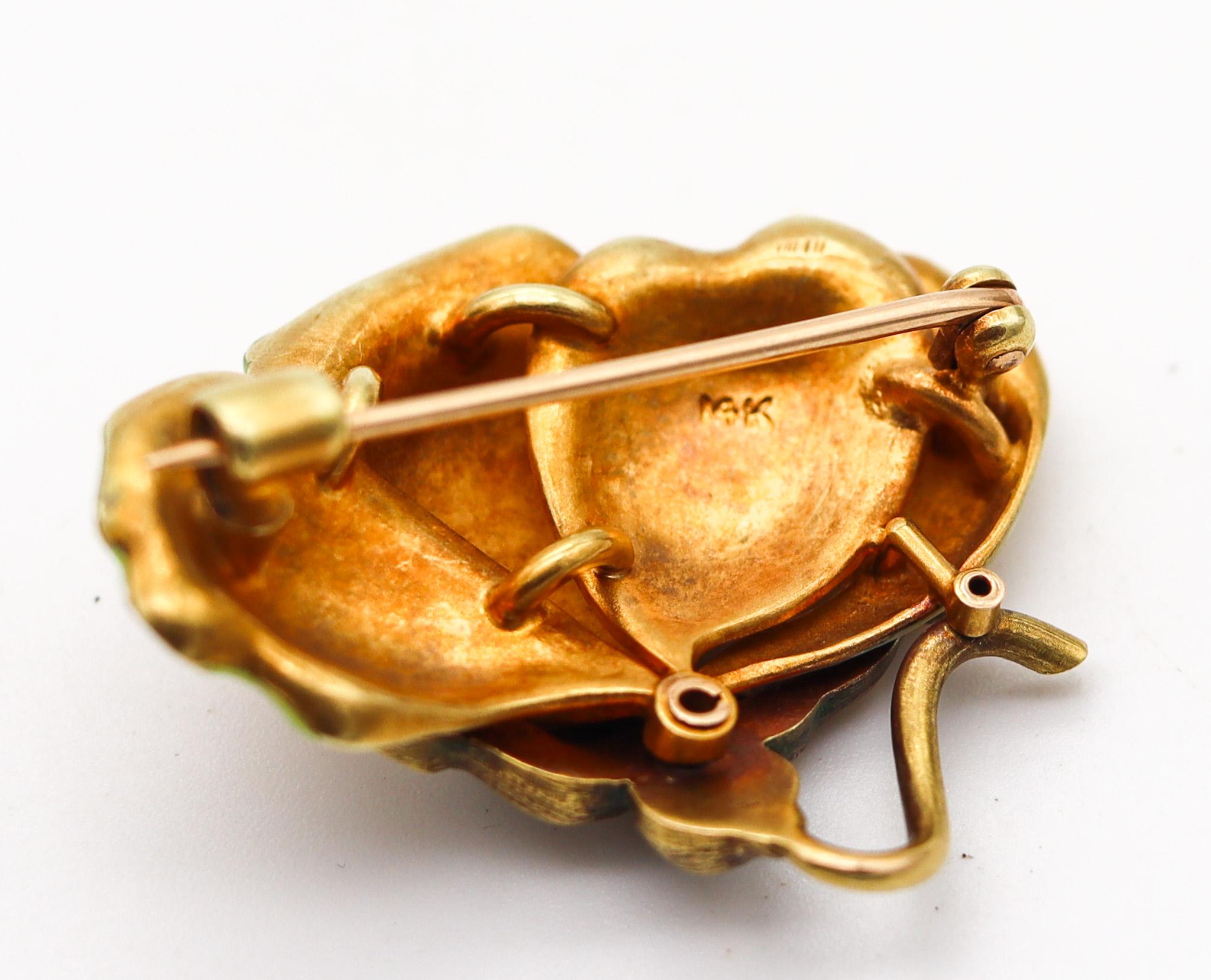 Broche pendentif Art nouveau 1900 en or jaune 14 carats émaillé opalescent orchidée en vente 3