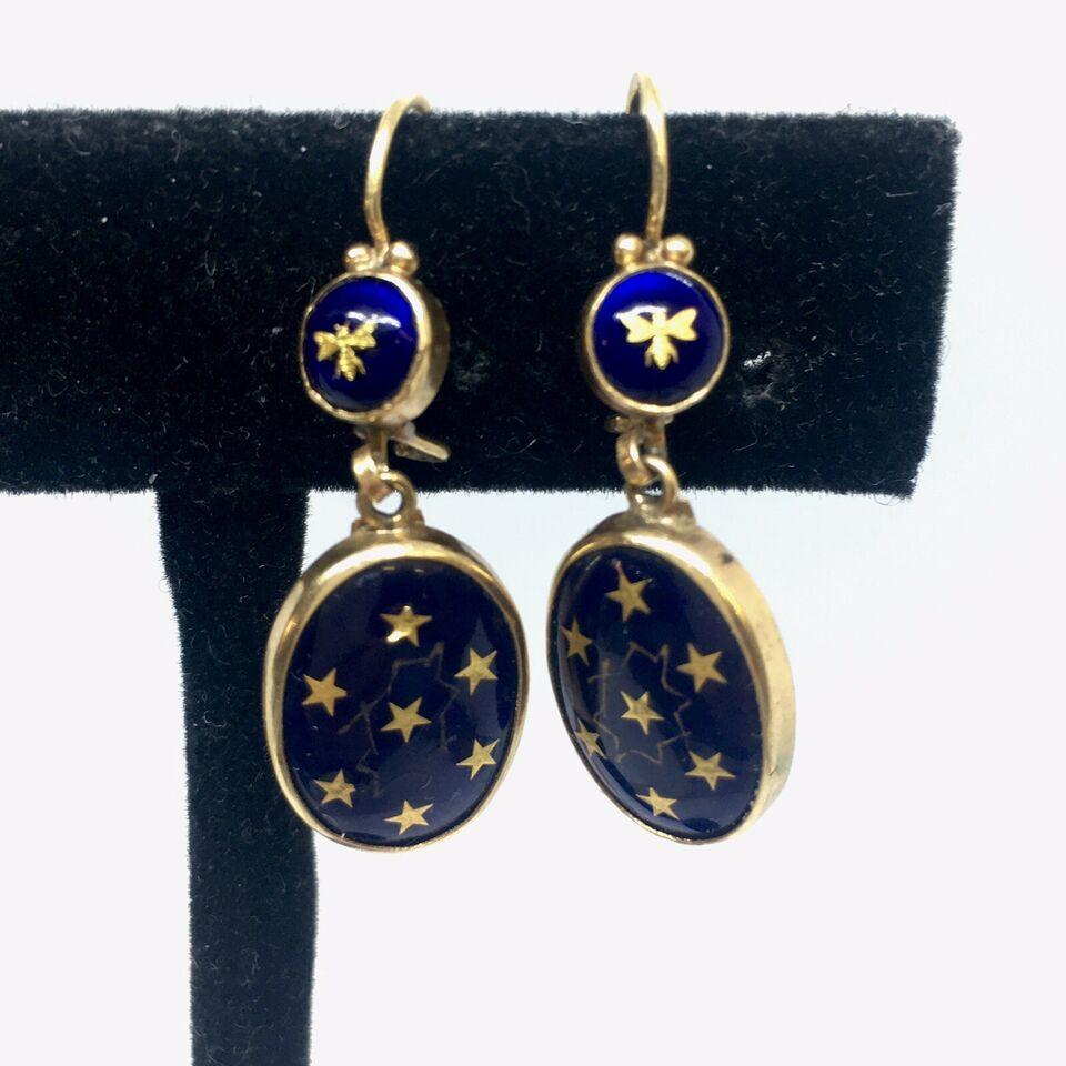 Art Nouveau 1900s French 14K Gold Drop Blue Celestial Enamel Earrings Hallmark
Poinçon, 14K
Poids : 2,9 grammes
Suspension 1,5 pouce
Partie supérieure circulaire de 6,5 mm, partie inférieure de 12 mm sur 17 mm
Pas d'endommagement de