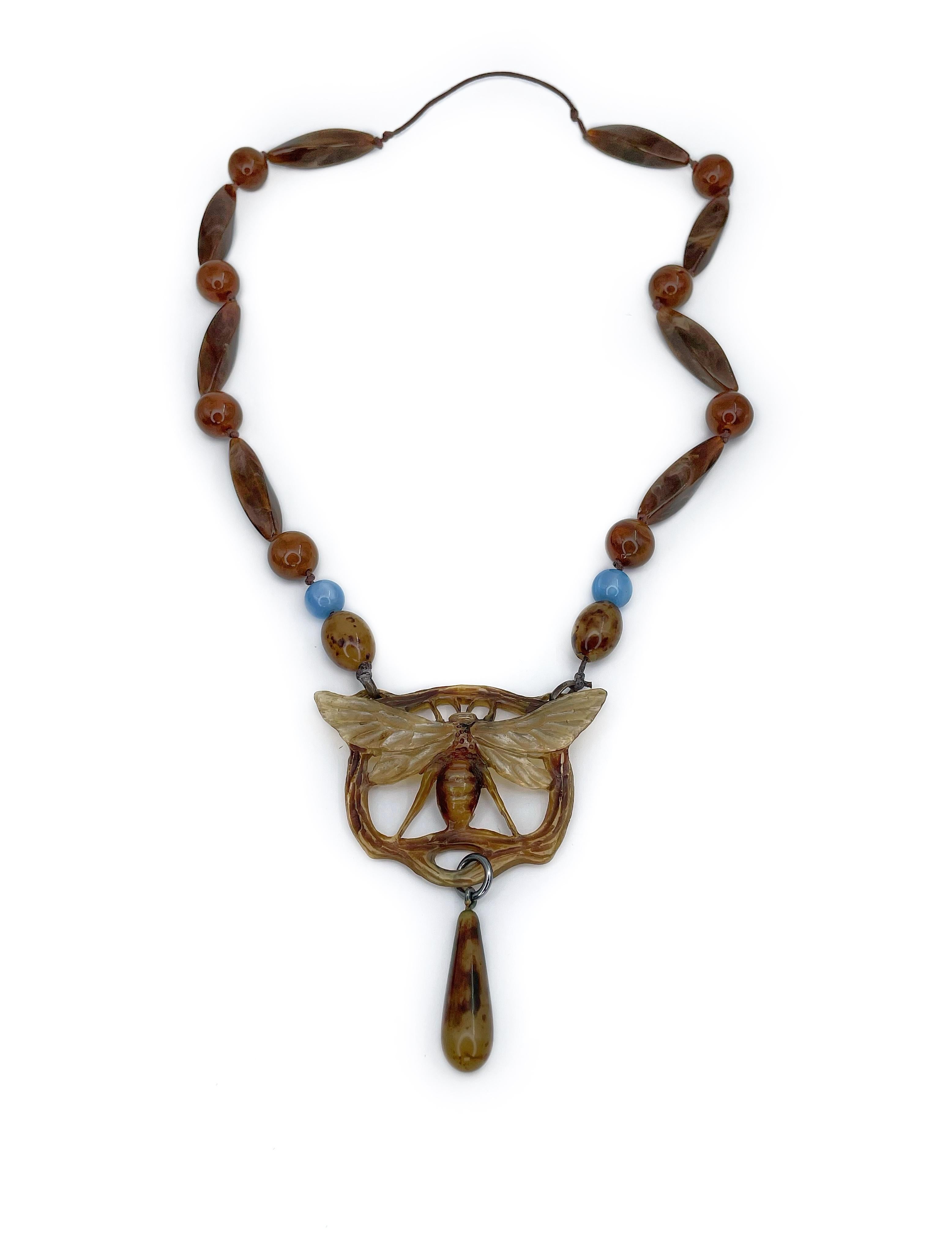 Il s'agit d'un exceptionnel collier de perles à pendentifs en forme d'insectes de style Art nouveau, conçu par Georges Pierre. Cette pièce comporte des perles en bakélite et un insecte étonnamment sculpté à la main. 

Signé : GIP

Poids : 14,28