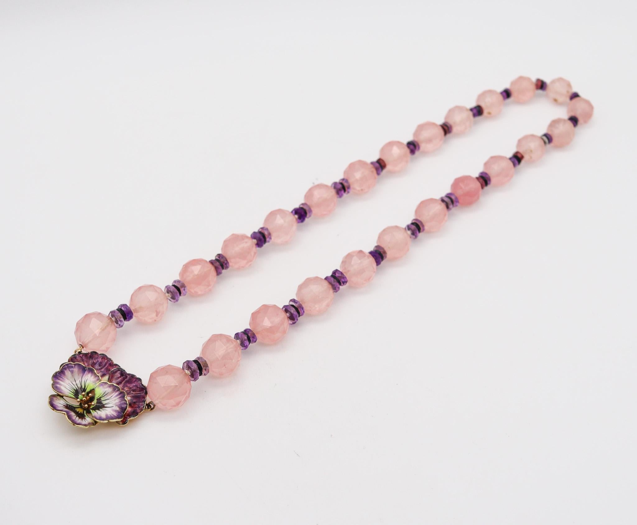 Taille mixte Collier fleur de pensée émaillée Art nouveau 1905 en or 14 carats avec quartz rose en vente