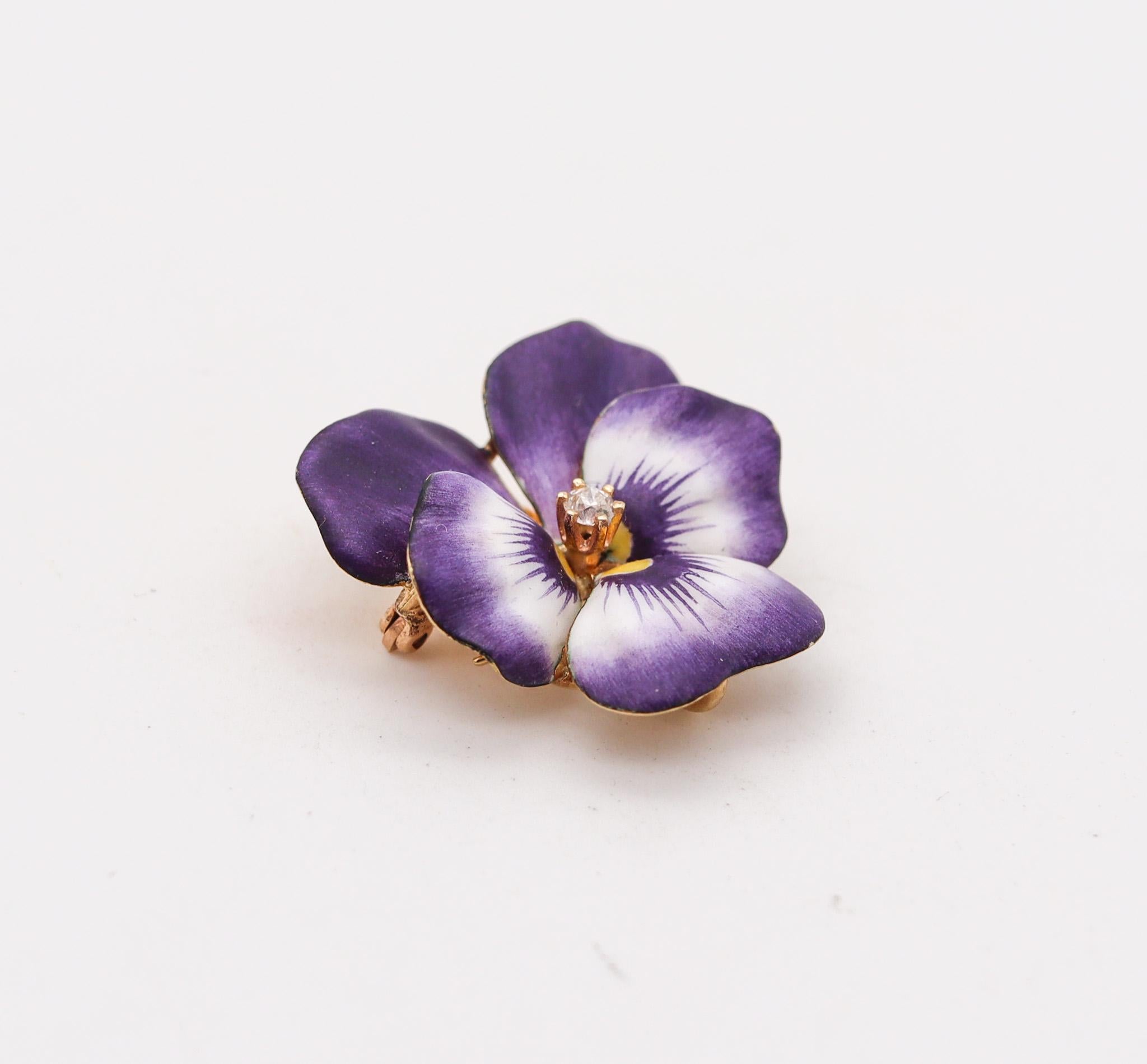 Pendentif-broche édouardien en forme de fleur de Pansy émaillée en violet.

Magnifique  Fleur de pensée, créée à Newark aux États-Unis pendant la période édouardienne et l'Art nouveau, dès les années 1900. Ce magnifique pendentif-broche convertible