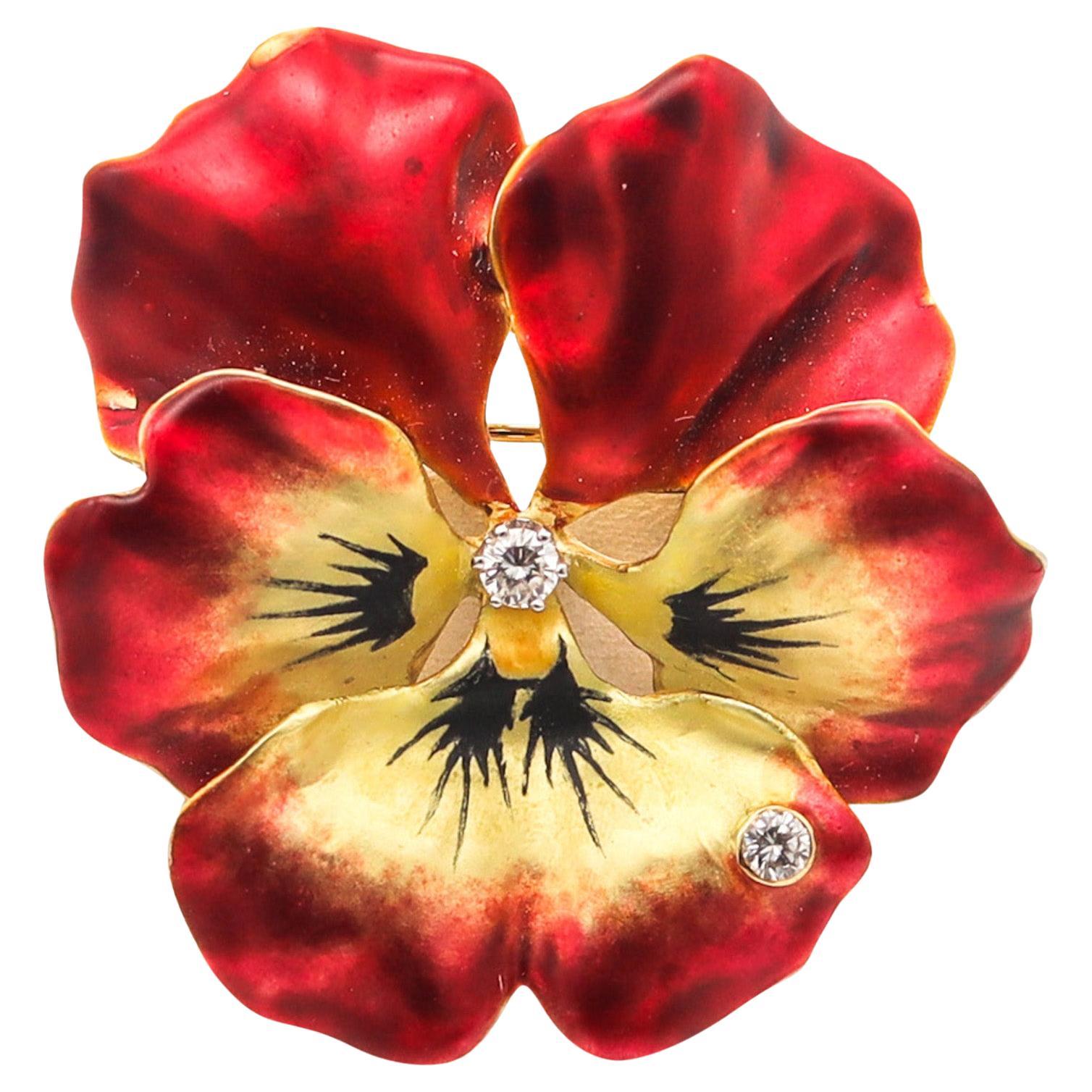 Jugendstil 1910 Orchideenbrosche aus 18 Karat Gelbgold mit roter Emaille und VS-Diamanten im Angebot