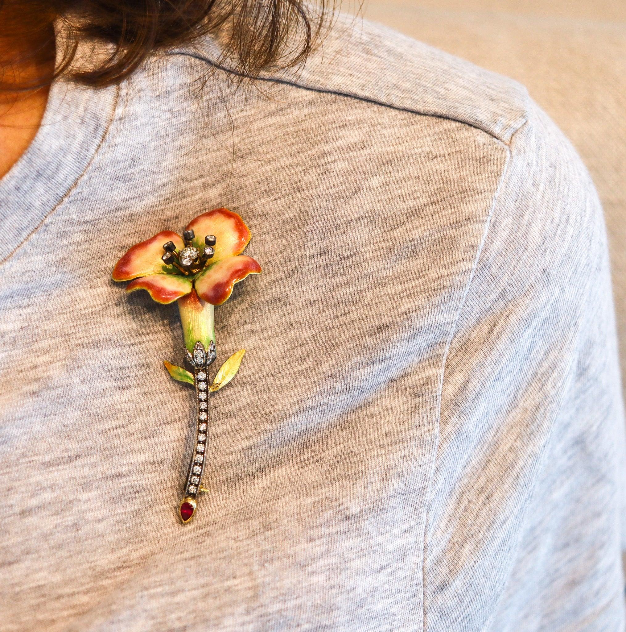 Broche fleur émaillée Art Nouveau.

Cette fabuleuse broche en forme de fleur tridimensionnelle a été créée en Europe à l'époque de l'Art nouveau, dans les années 1915. Cette magnifique broche a été soigneusement réalisée en forme de fleur à quatre