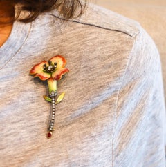 ART NOUVEAU 1915 emaillierte Blumenbrosche aus 18 Karat Gold mit Diamanten und Rubinen