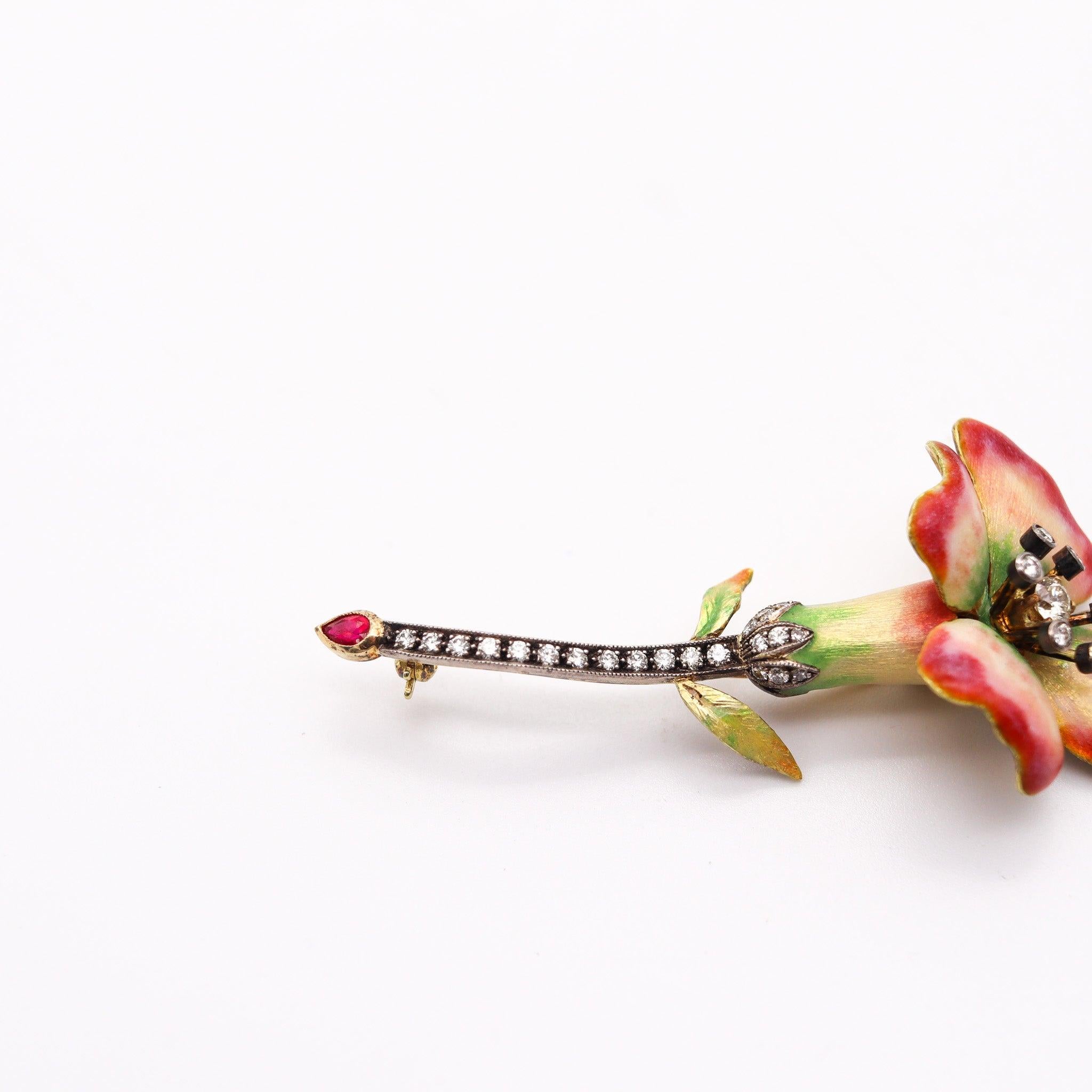 ART NOUVEAU 1915 Broche fleur émaillée en or 18 carats avec diamants et rubis Excellent état - En vente à Miami, FL