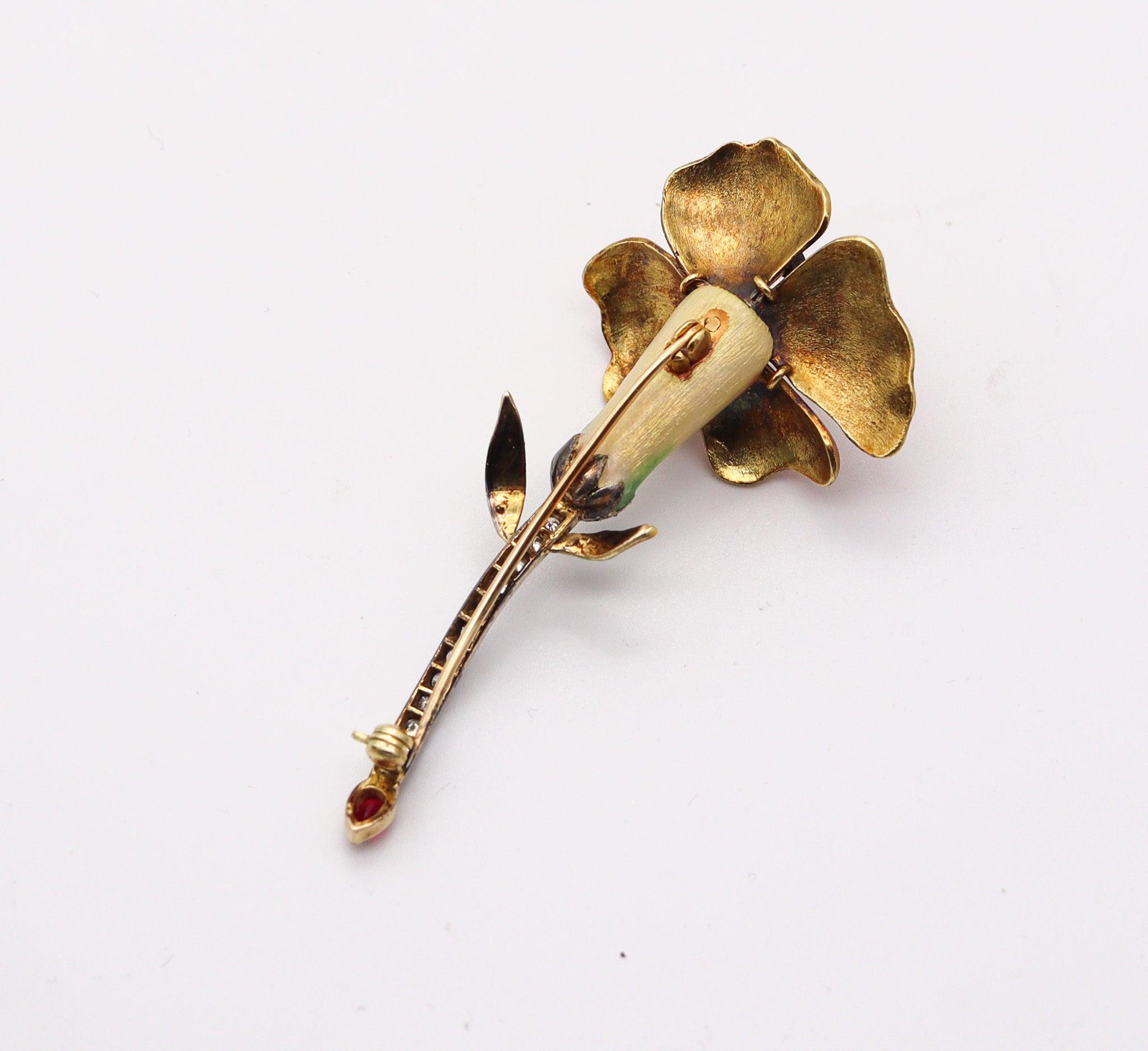 ART NOUVEAU 1915 Broche fleur émaillée en or 18 carats avec diamants et rubis en vente 1
