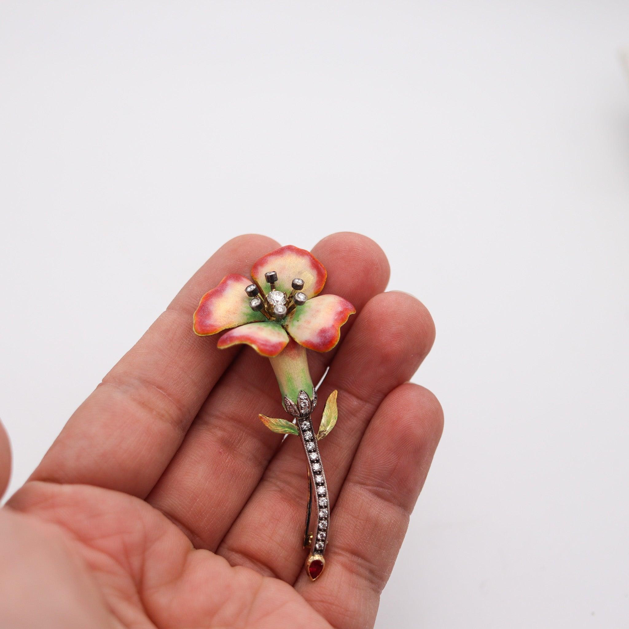 ART NOUVEAU 1915 Broche fleur émaillée en or 18 carats avec diamants et rubis en vente 2