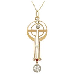 Pendentif Art nouveau des années 1920 en or jaune, diamant, perle, rubis et rubis