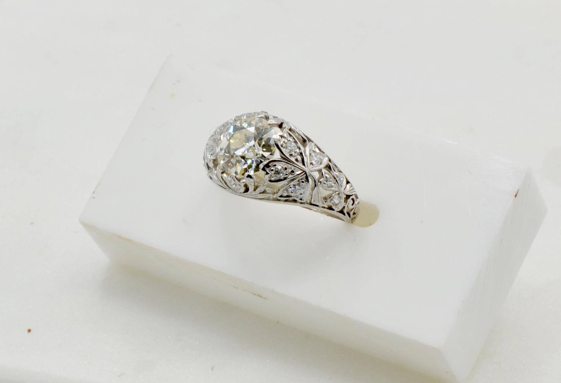 Art Nouveau 1930s 1.65 Carat Old European Mine Cut Diamond and Platinum Ring For Sale 2