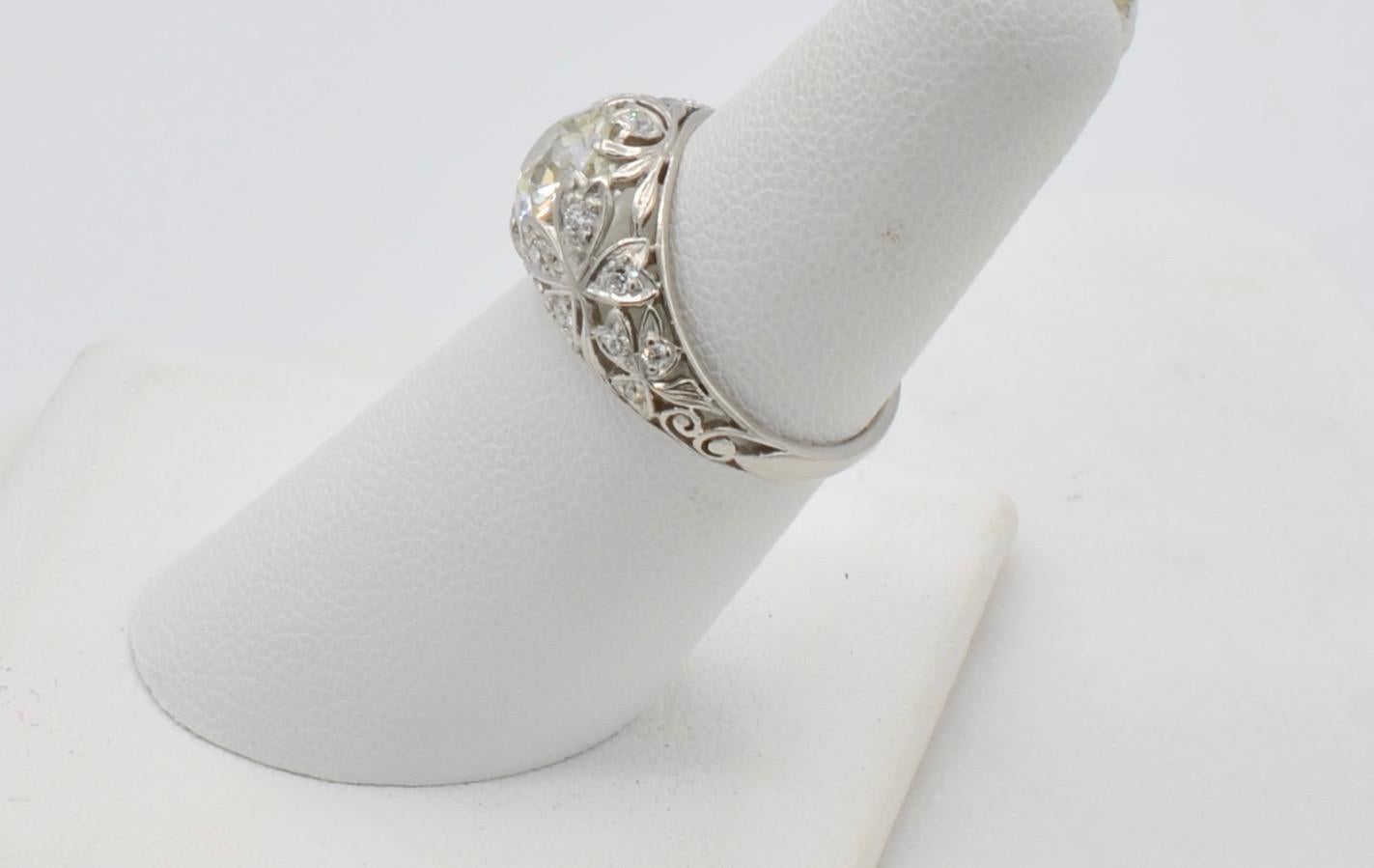 Art Nouveau 1930s 1.65 Carat Old European Mine Cut Diamond and Platinum Ring For Sale 3