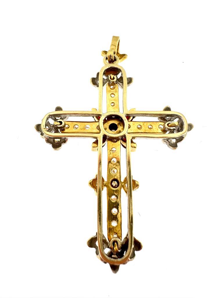 Die Schönheit dieses Anhängers liegt in dem Kontrast zwischen dem Weiß- und Gelbgold und den intensiv roten Granaten. 37 Zirkone im Brillantschliff und 4 Granate im Marquise-Schliff schmücken dieses schöne Kreuz. Der Zirkon ist ein Naturstein, der