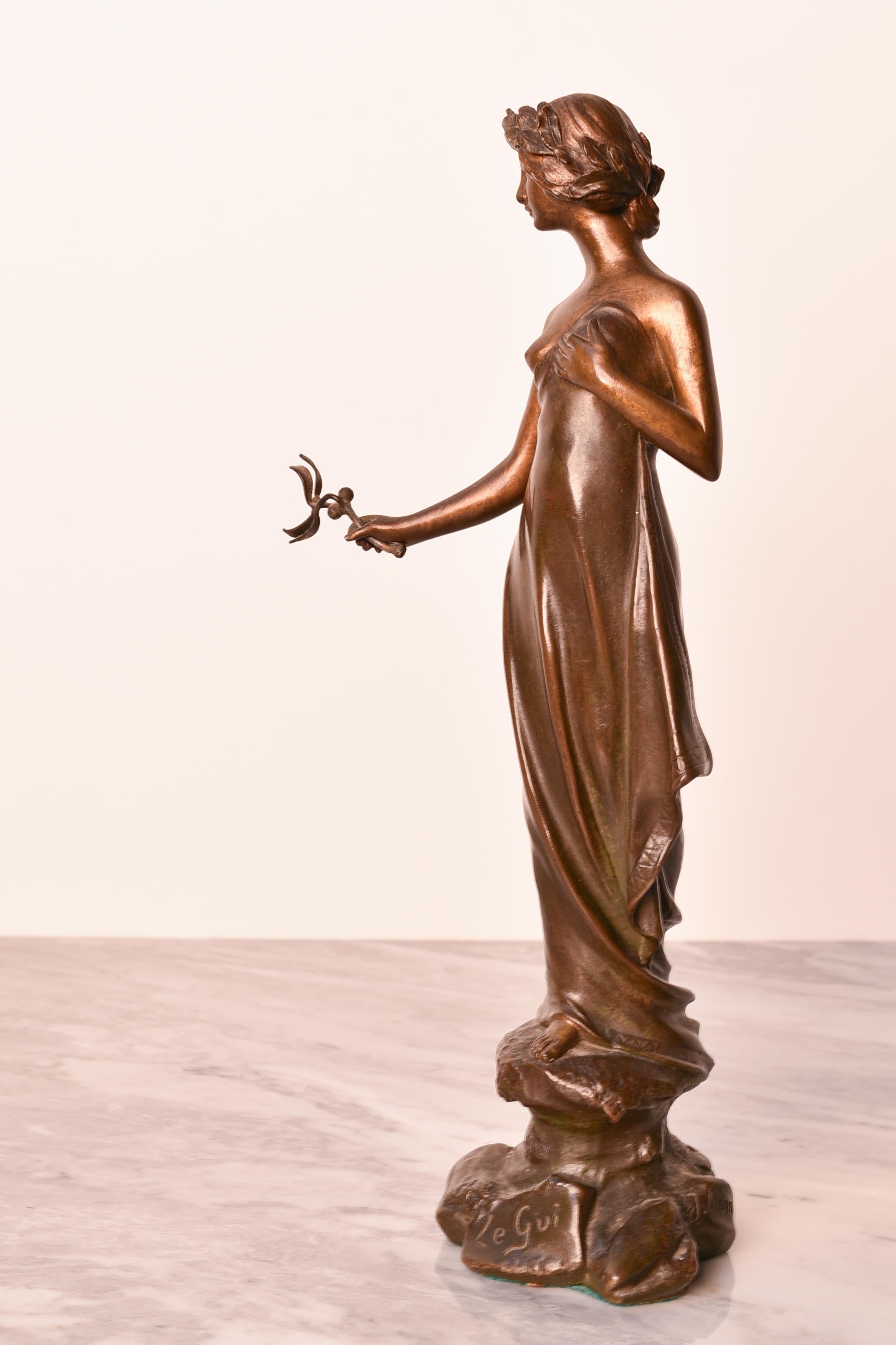 Bronzestatue im Jugendstil, signiert vom Künstler Joan Fortuny Monmany (1866-1918). Die Statue trägt außerdem eine Gießereimarke und auch der Name des Kunstwerks (Le Gui = die Misletoe) wurde in die Bronze gegossen. 