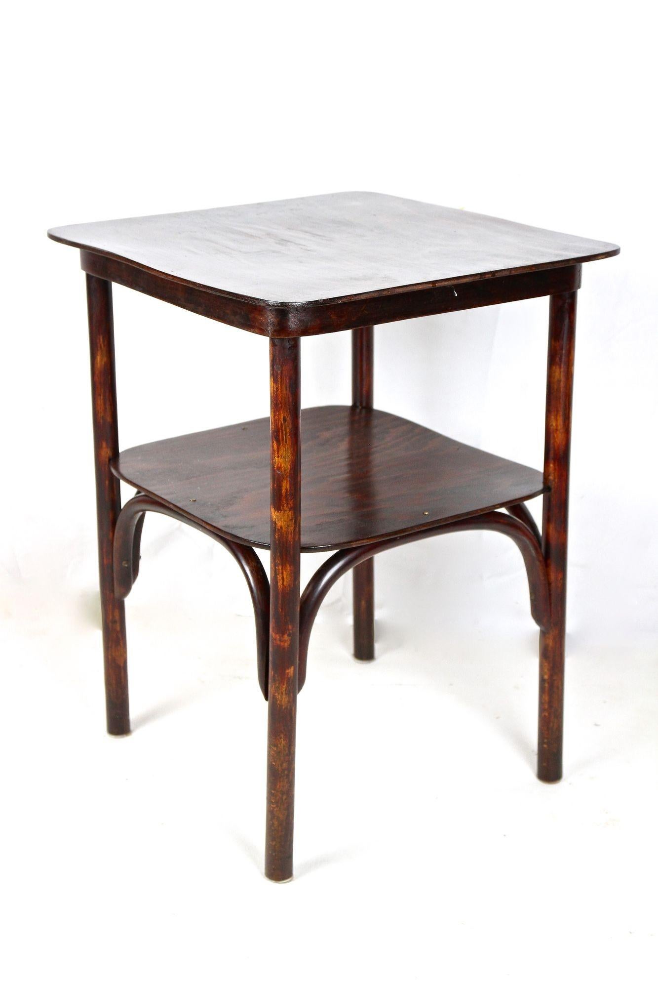 Art Nouveau 20th Century Bentwood Side Table by J&J Kohn, Austria ca. 1910 In Good Condition For Sale In Lichtenberg, AT