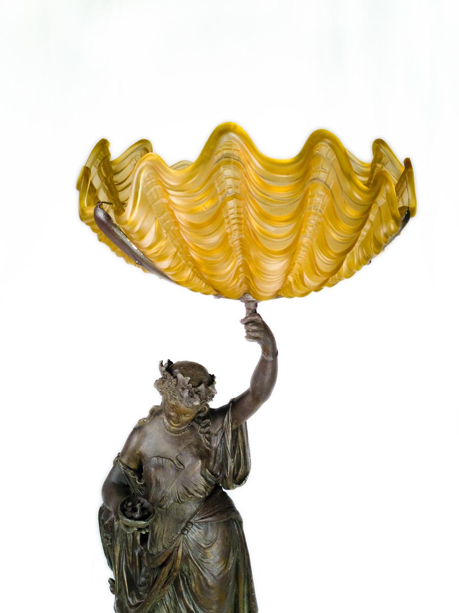 Jugendstil-Lampe aus Zinn mit weiblicher Skulptur und gelbem Glas, 20. Jahrhundert (Art nouveau) im Angebot