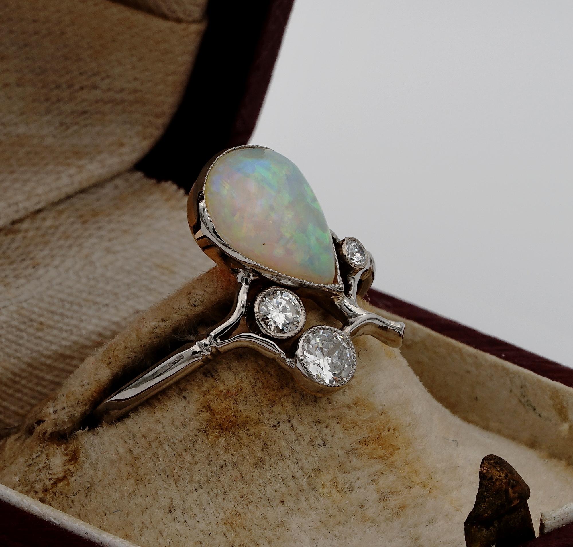 Art Nouveau 2.25 Ct Solid Australian Opal Diamond Tiara Ring In Good Condition For Sale In Napoli, IT