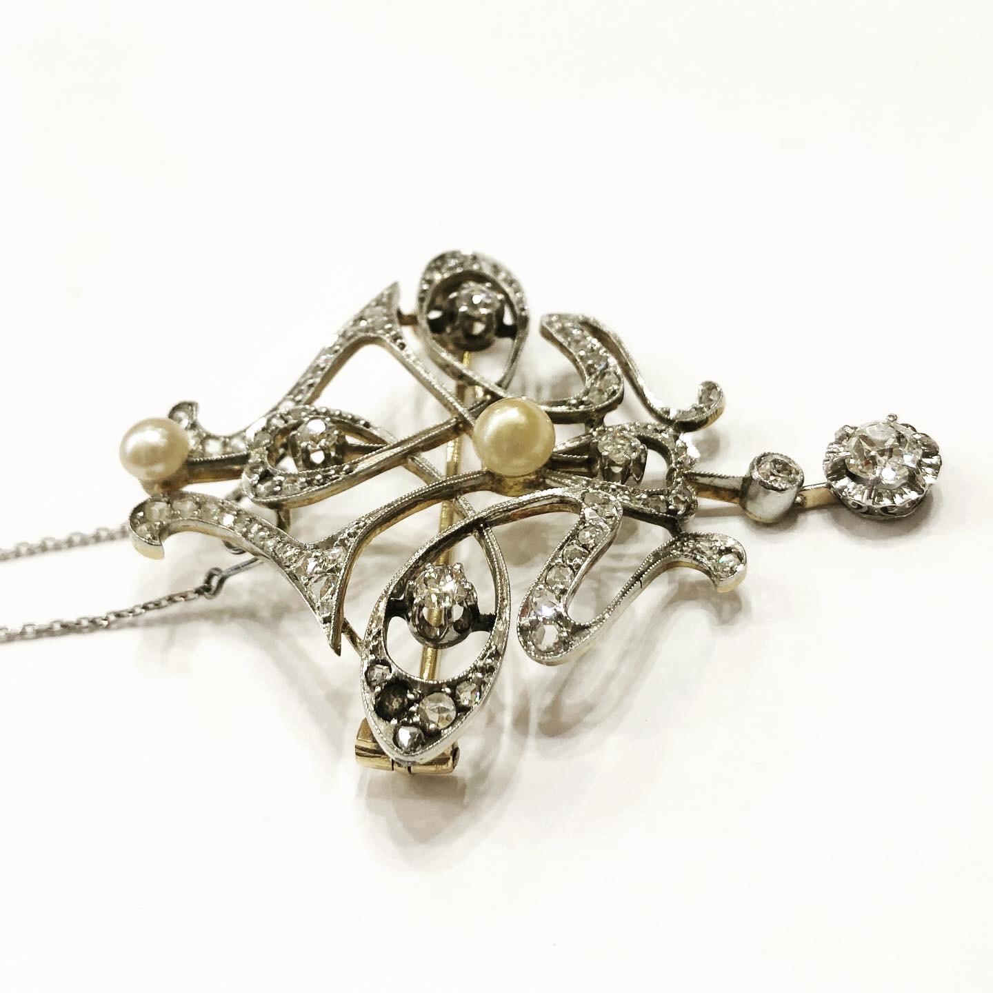Women's Art Nouveau 2.3 Carat Diamonds and Pearls Platinum Pendant-Brooch For Sale