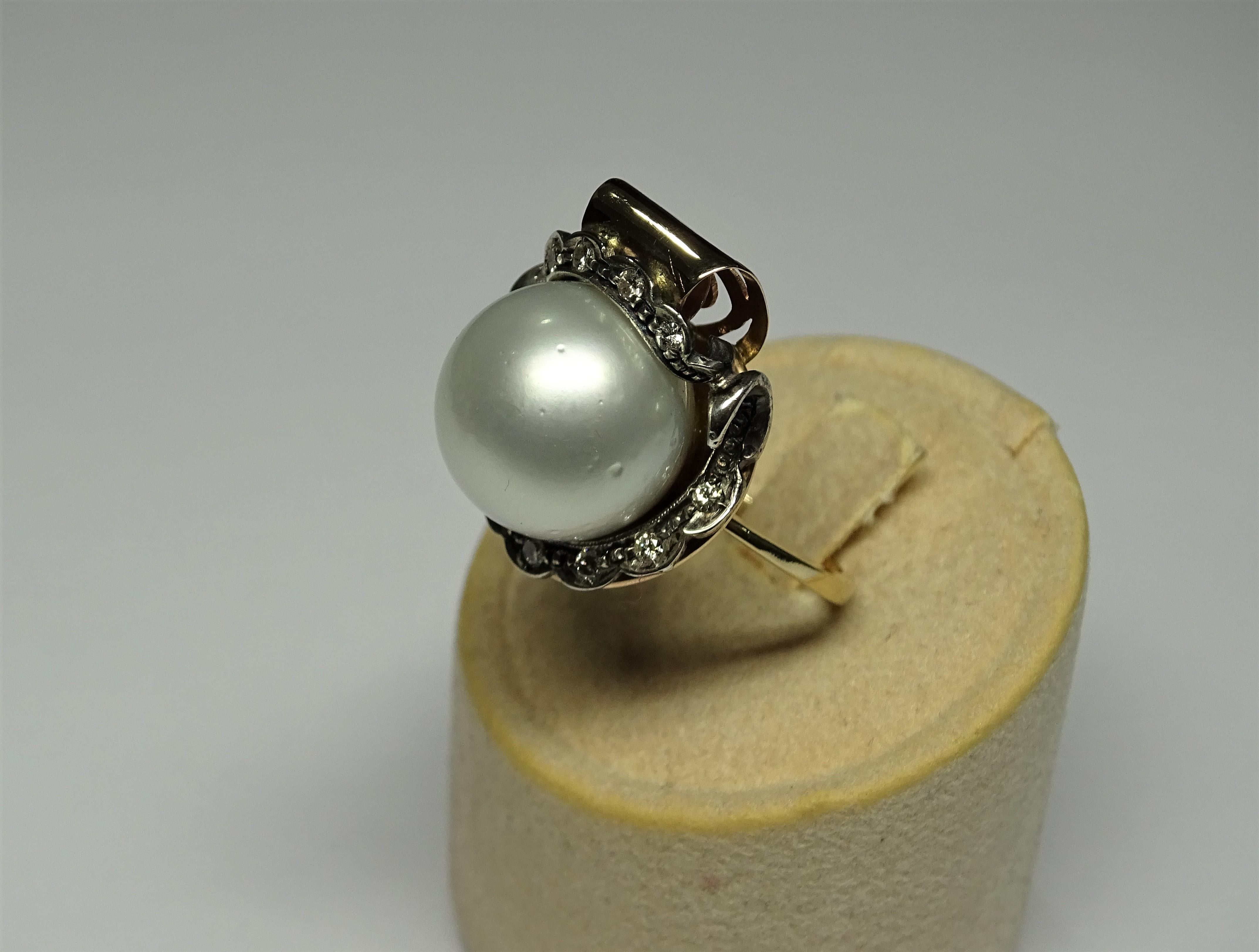 Round Cut Art Nouveau 25.22 Carat Pearl White Diamond 14 Karat Yellow Gold Ring For Sale