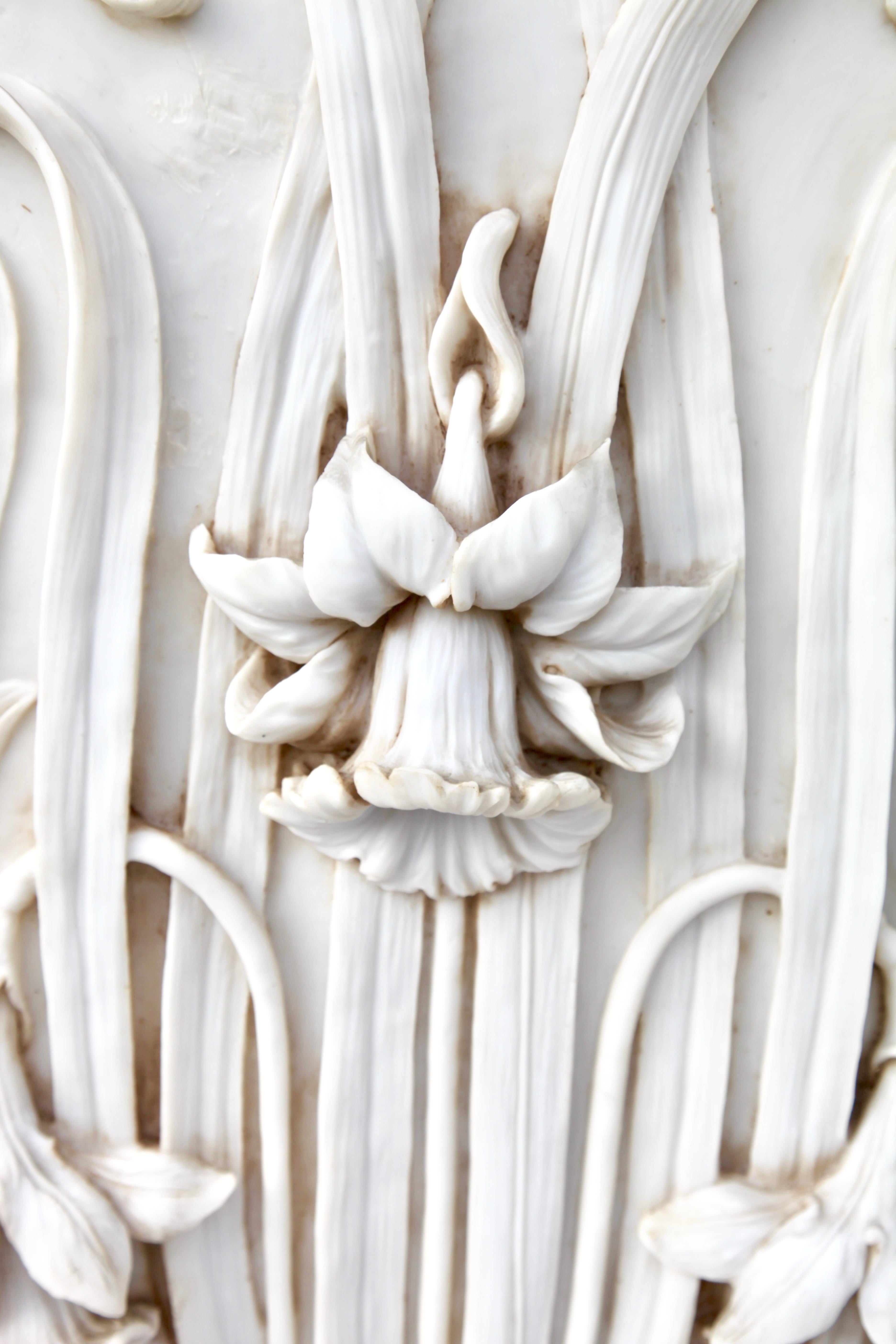 Intagliato a mano Pannello scultoreo in alabastro in stile Art Nouveau 3-D con fogliame e narcisi. in vendita