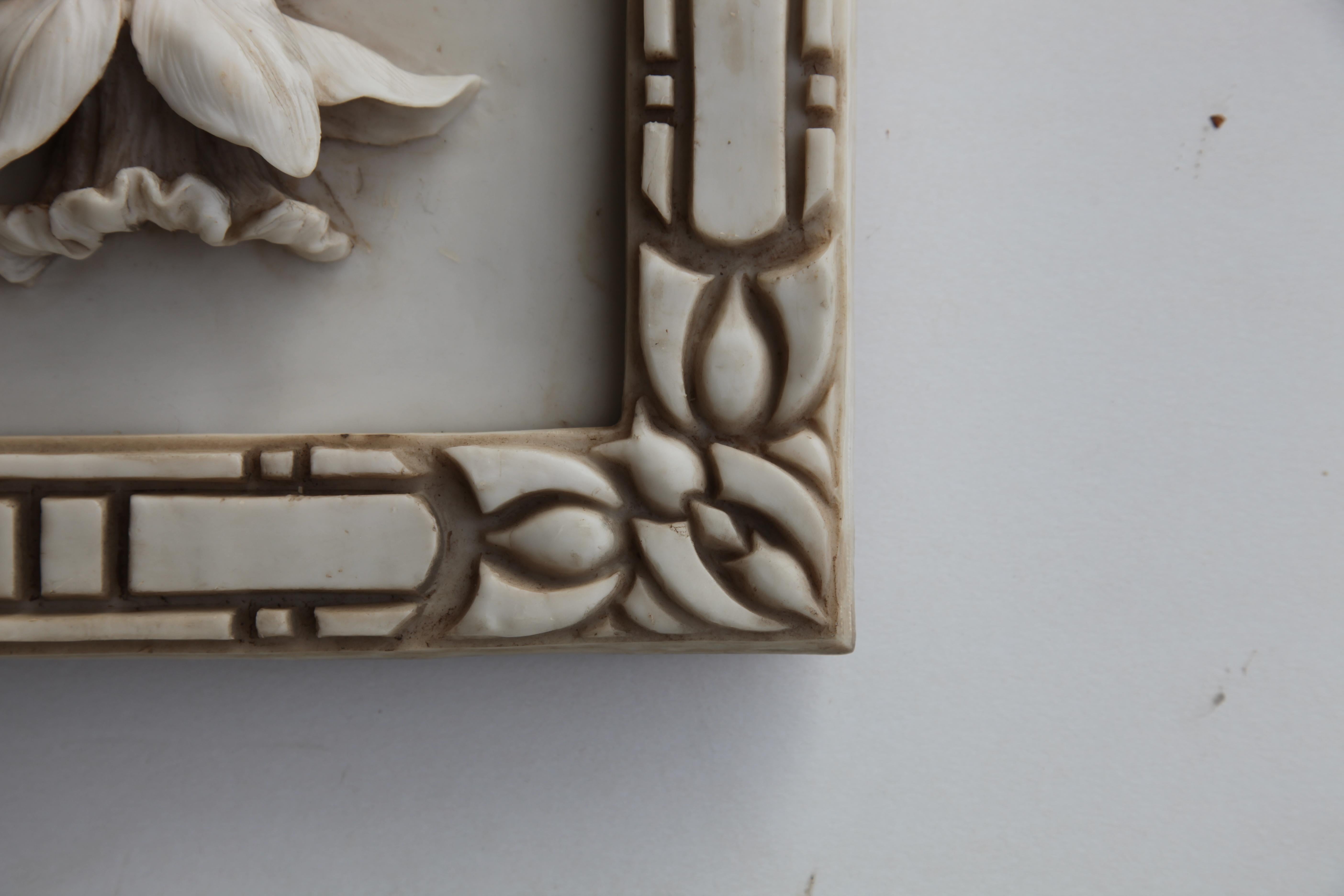 Art Nouveau 3-D Alabaster Sculptural Panel with Foliage and Daffodils / Jonquils In Good Condition For Sale In Verviers, BE