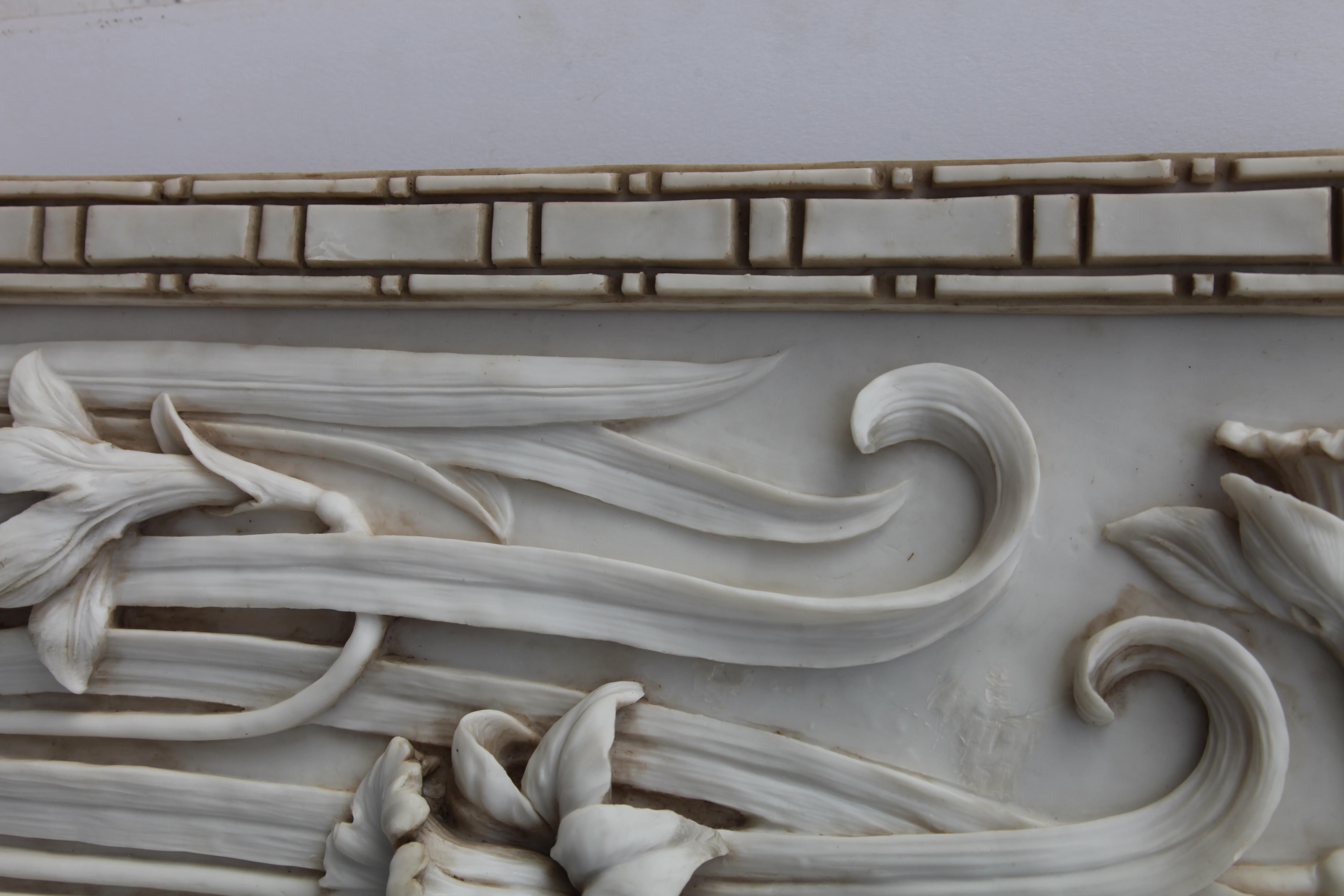 Pannello scultoreo in alabastro in stile Art Nouveau 3-D con fogliame e narcisi. in vendita 3