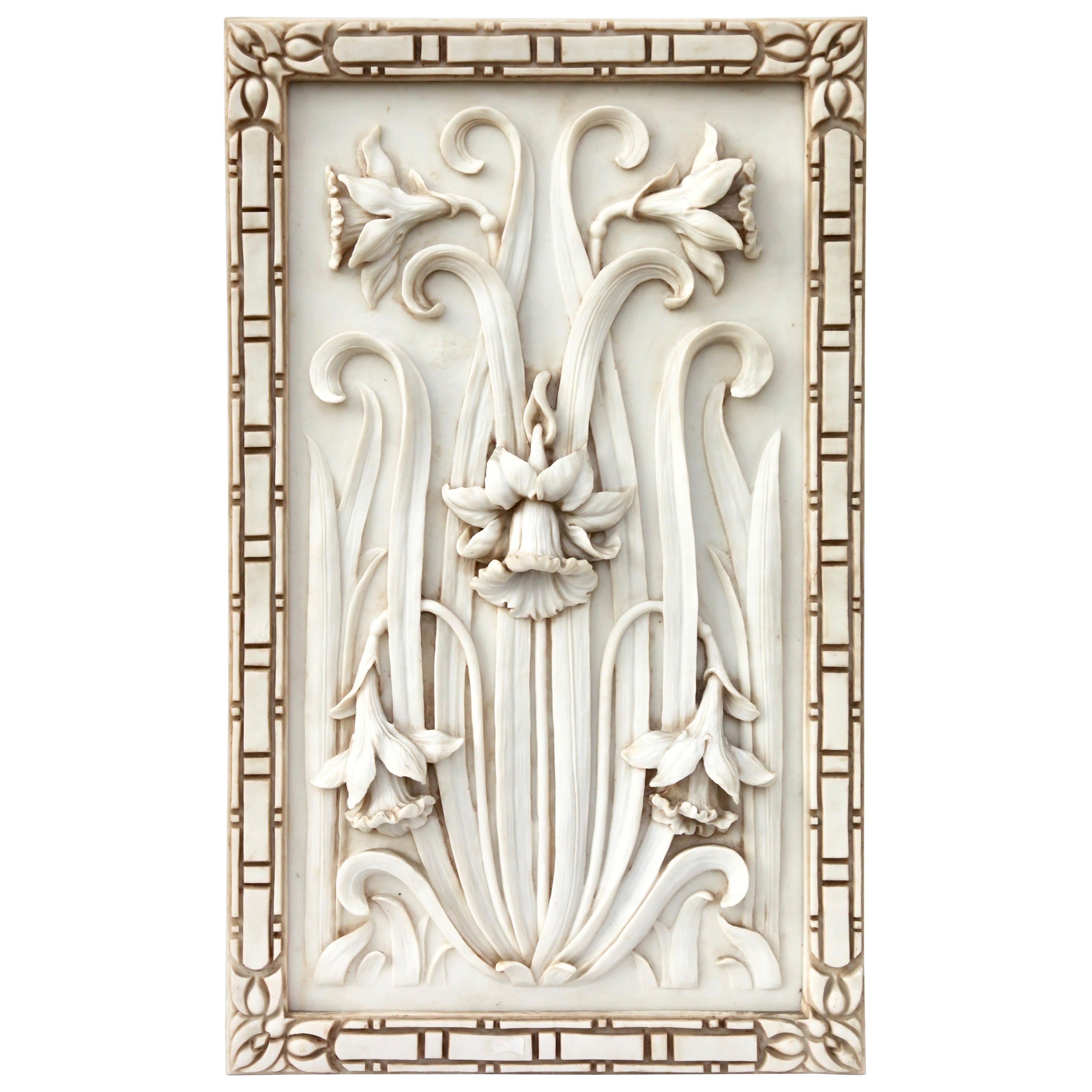 Panneau sculptural Art Nouveau en albâtre 3D avec feuillage et daffodils / Jonquils