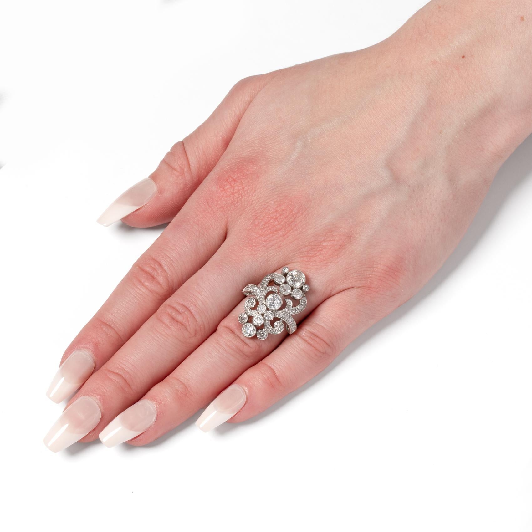De las mujeres Anillo Art Nouveau con racimo de diamantes de 3,05 ct, c.1920 en venta