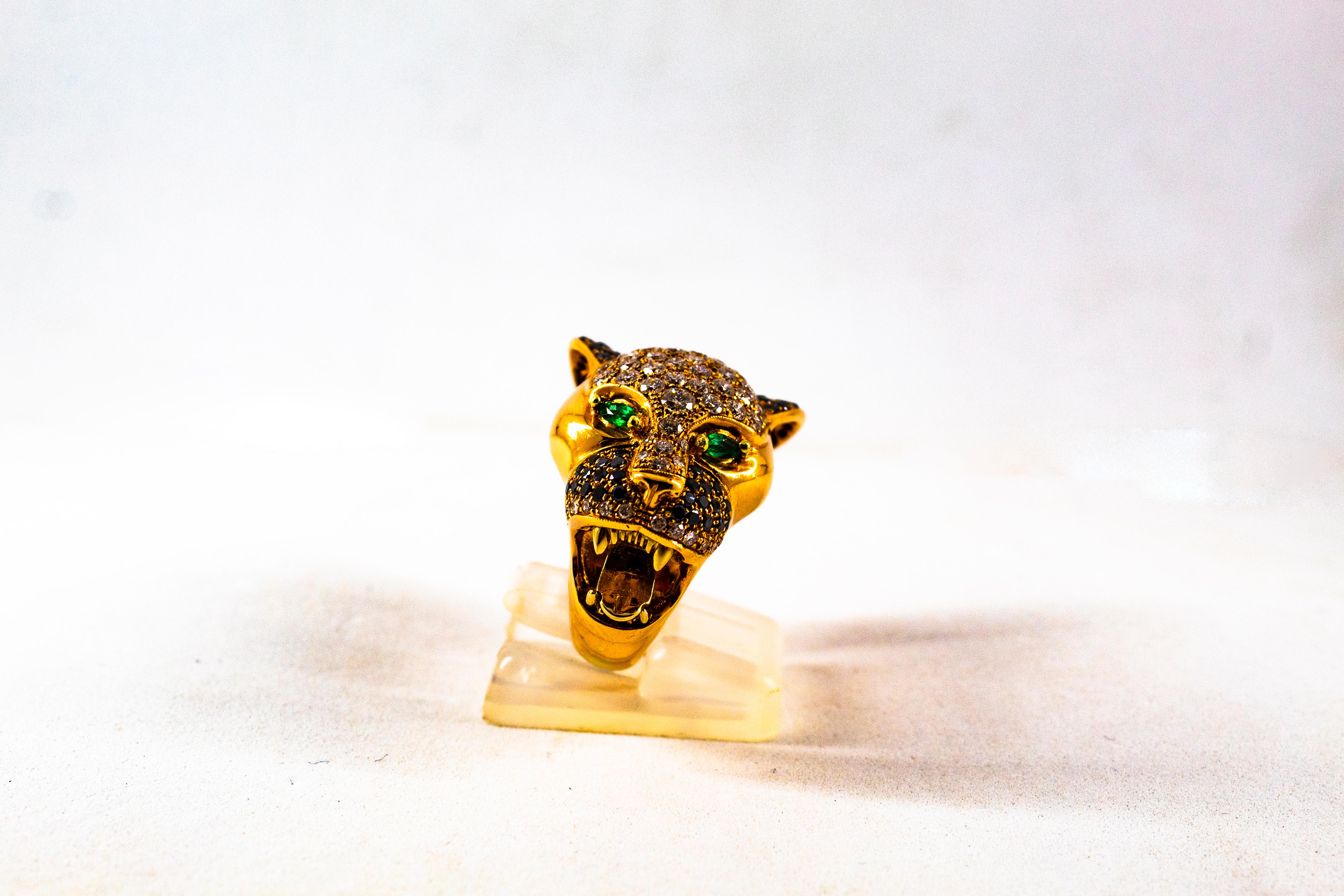 Dieser Ring ist aus 14K Gelbgold gefertigt.
Dieser Ring hat 2,90 Karat weiße moderne Diamanten im Rundschliff.
Dieser Ring hat 0,60 Karat schwarze moderne Diamanten im Rundschliff.
Dieser Ring hat 0,20 Karat Smaragde.
Größe ITA: 15 USA: 7 1/4

Da