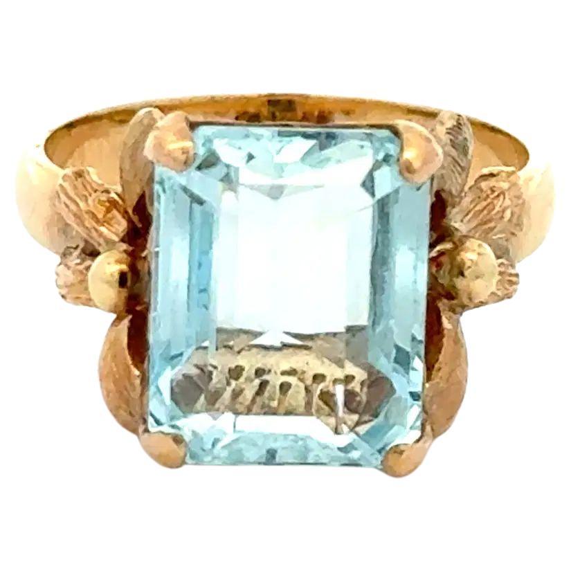 Art Nouveau 4,50 Karat Smaragdschliff Aquamarin Schleife auf Seite Gold Ring im Angebot