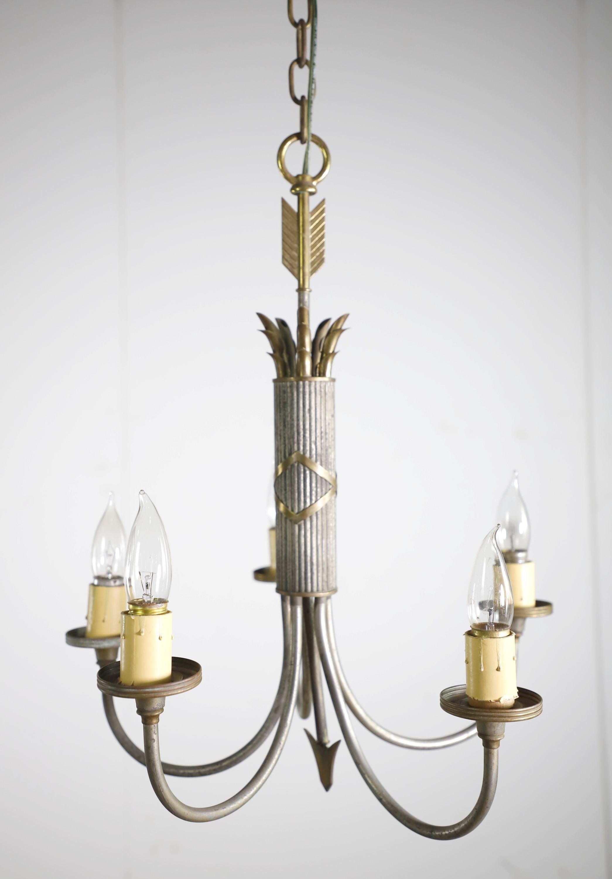 Lampadario Art Nouveau in ottone nichelato e acciaio con motivo a freccia centrale e cinque bracci. Pulito e restaurato. Si prega di notare che questo articolo si trova nella nostra sede di Scranton, PA.