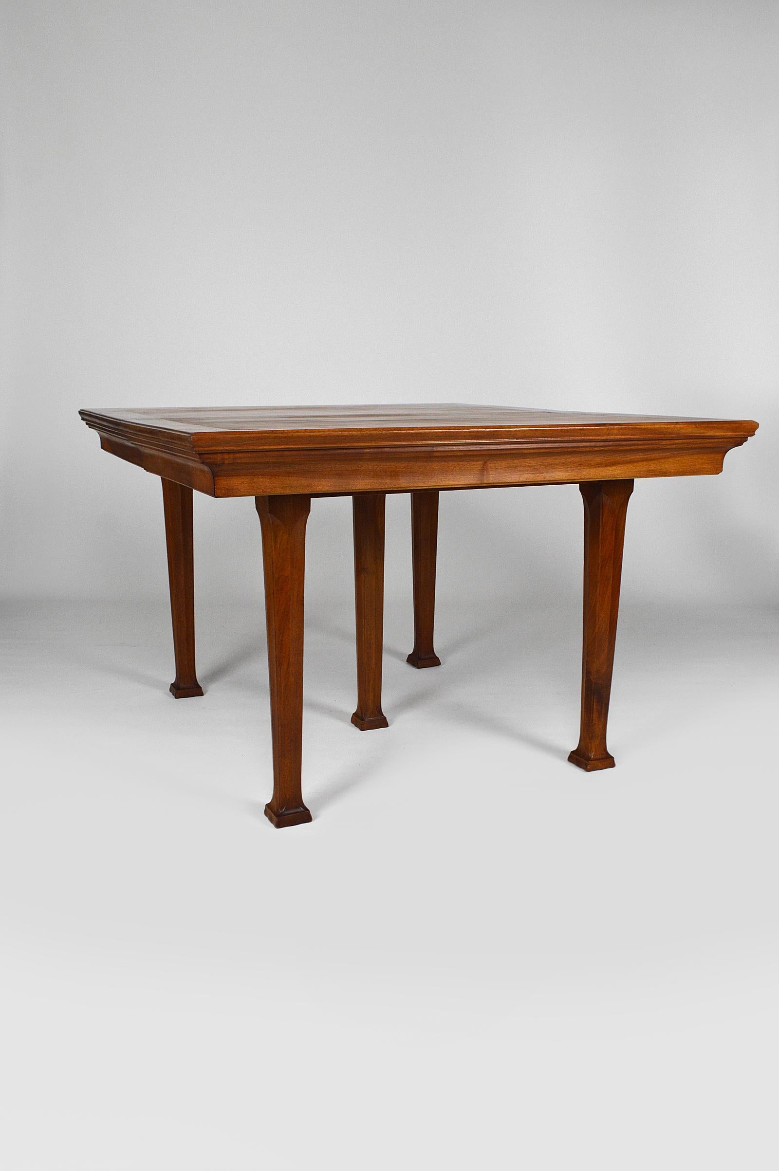 Beautiful and elegant french dining room table with 5 legs in carved walnut.

In very good condition, restored, stripped, treated against xylophages, polished waxed finish.

Art Nouveau / School of Nancy (