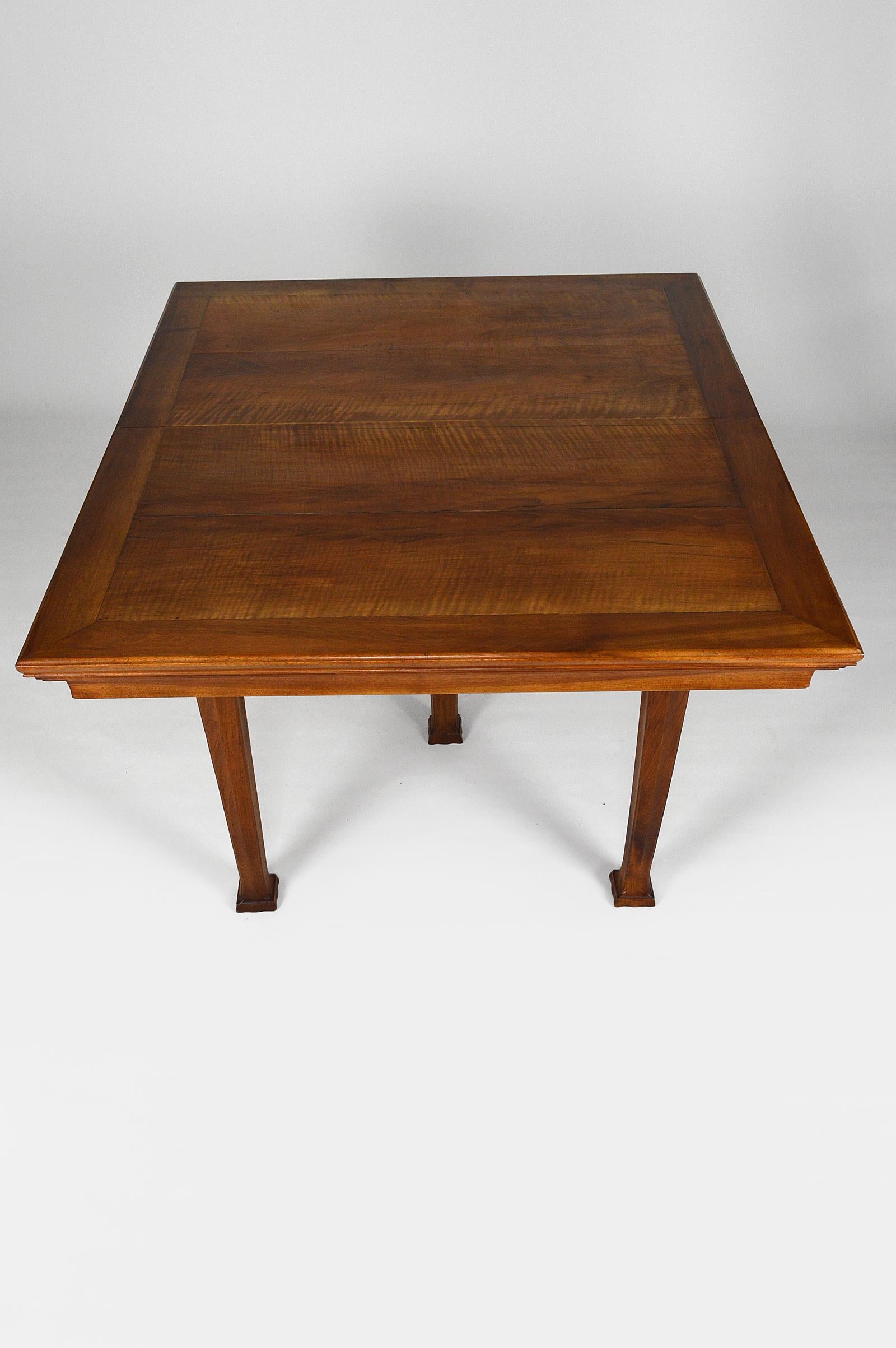 Art Nouveau 5-Legged Dining Table in Walnut by G.E.Nowak, France, circa 1905 In Good Condition In VÉZELAY, FR