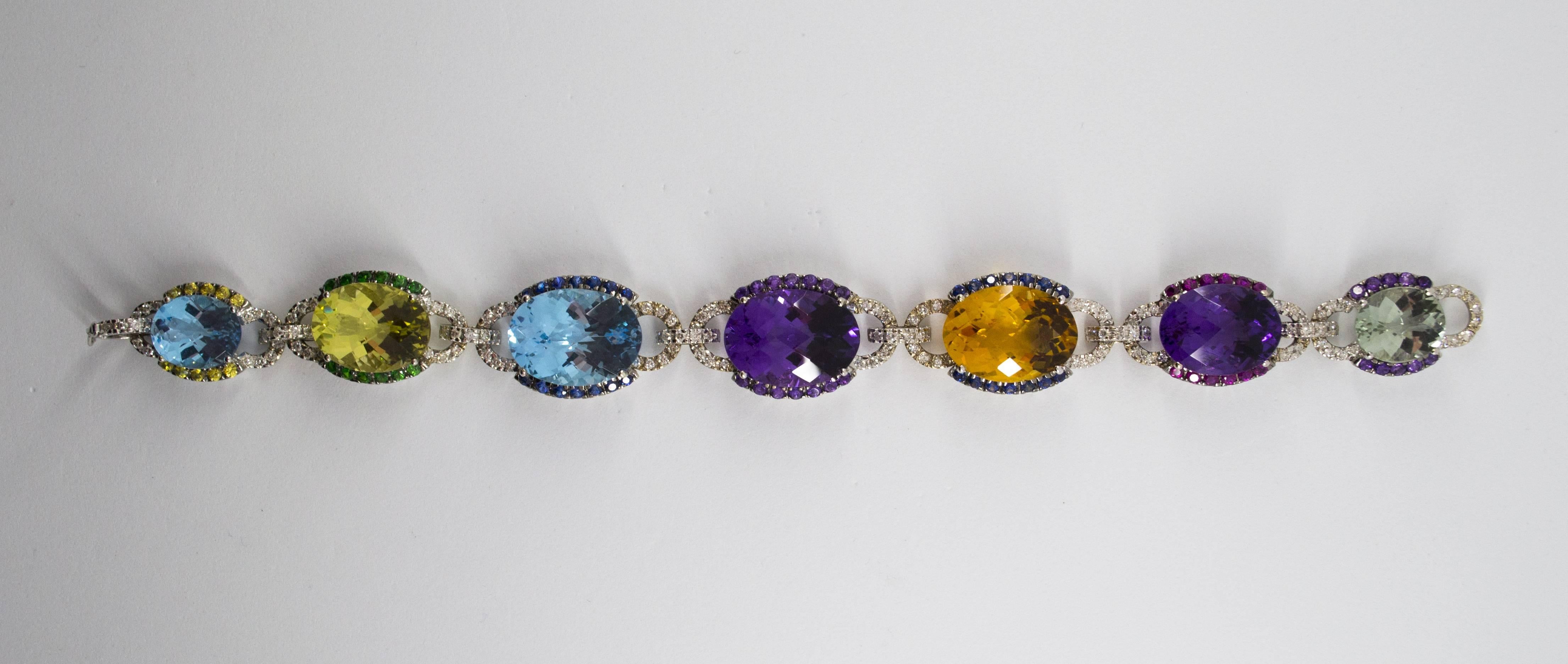 Art nouveau Bracelet Art Nouveau en or blanc 5,80 carats avec diamants blancs, rubis, saphirs et émeraudes en vente