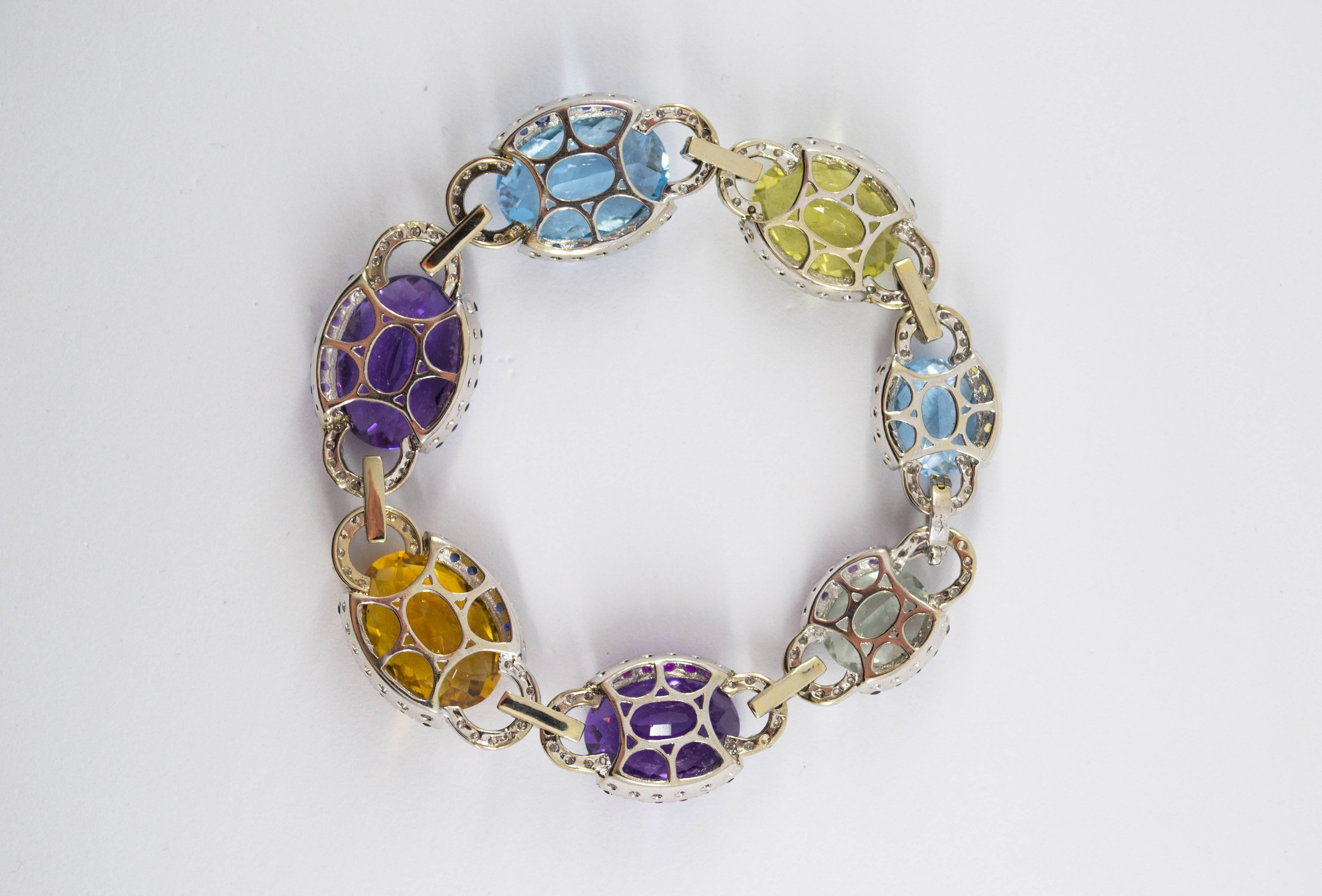Bracelet Art Nouveau en or blanc 5,80 carats avec diamants blancs, rubis, saphirs et émeraudes en vente 2