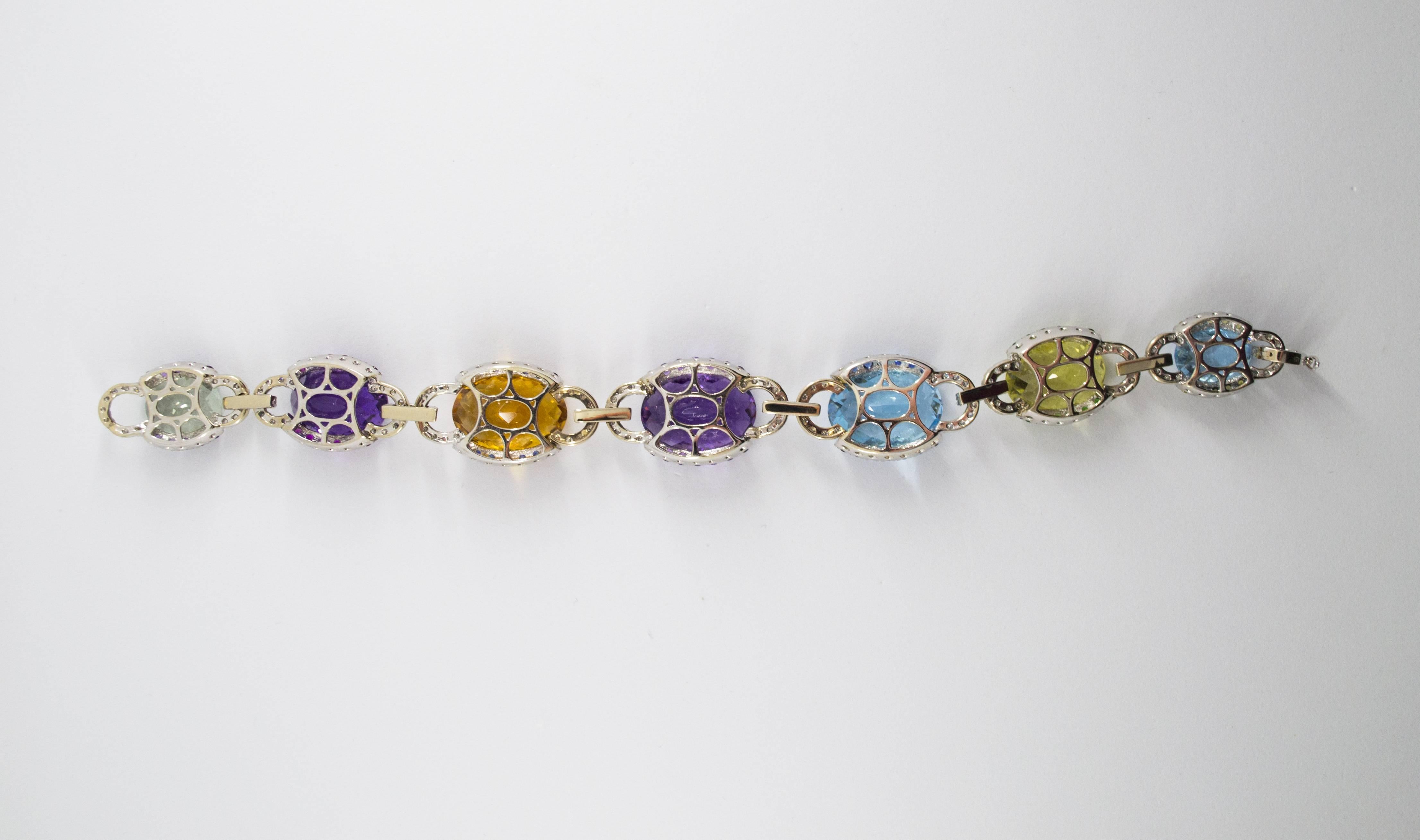 Bracelet Art Nouveau en or blanc 5,80 carats avec diamants blancs, rubis, saphirs et émeraudes en vente 3