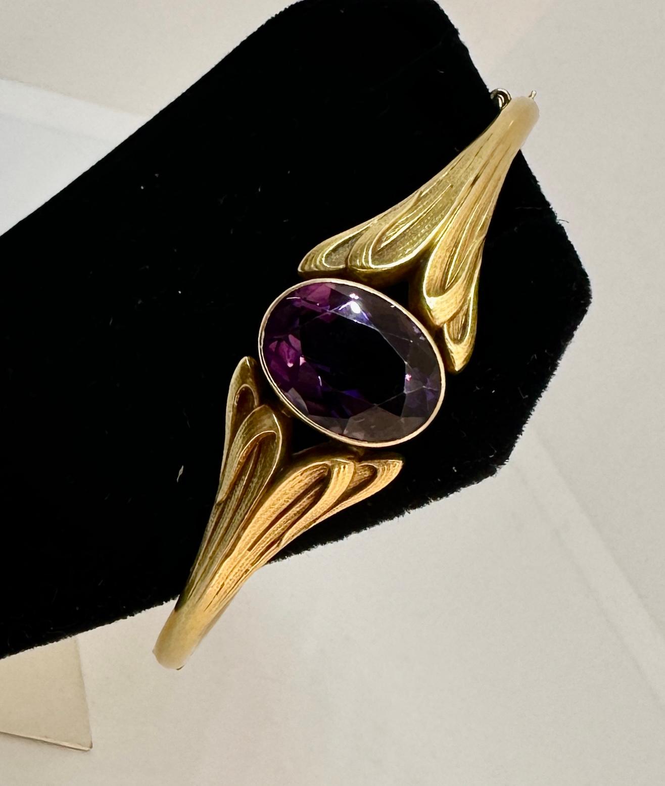 Bracelet jonc ancien Art Nouveau à motif feuille en or 14 carats et améthyste de 7 carats en vente 4