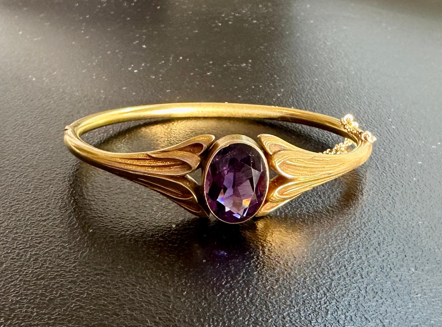Bracelet jonc ancien Art Nouveau à motif feuille en or 14 carats et améthyste de 7 carats en vente 5