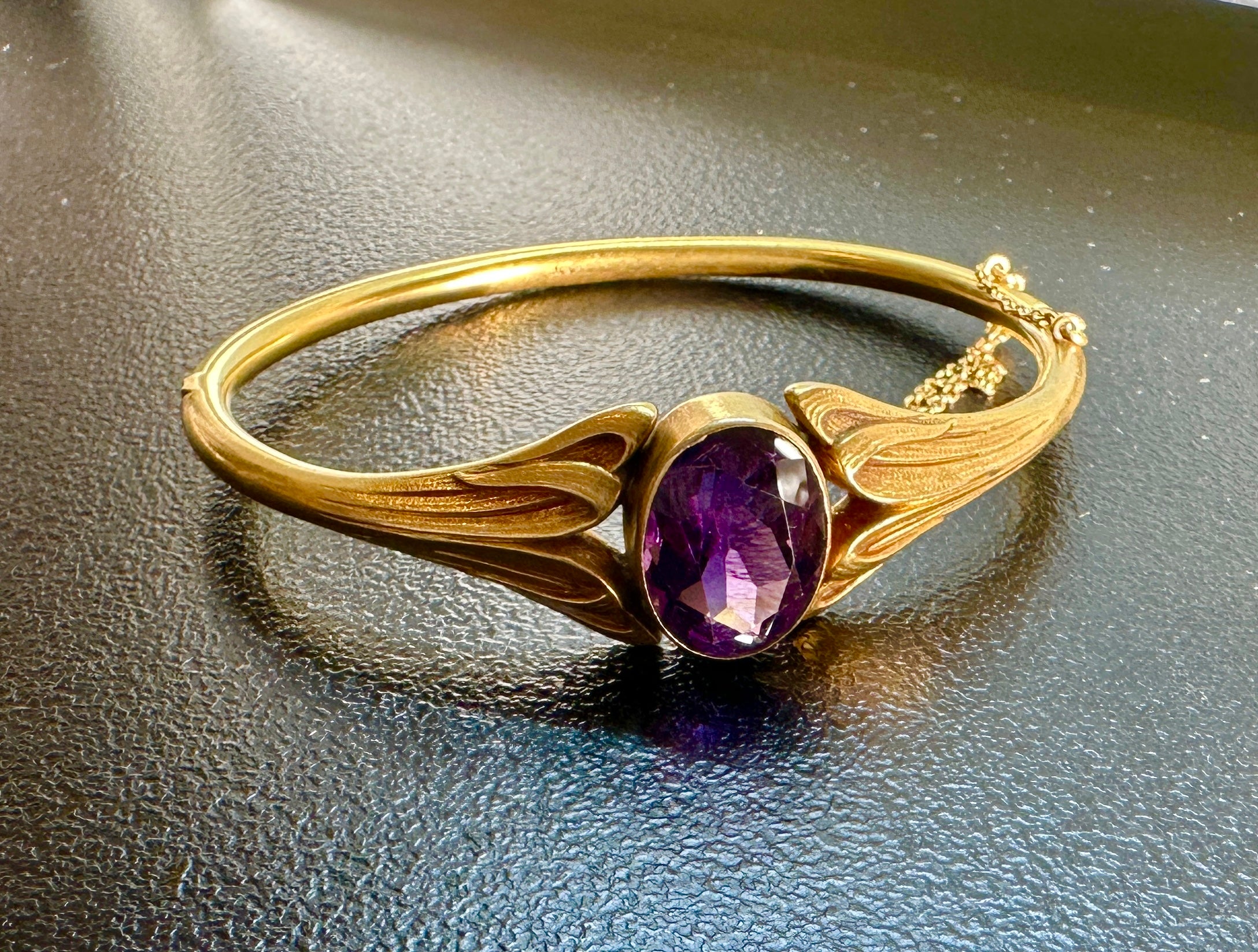 Art nouveau Bracelet jonc ancien Art Nouveau à motif feuille en or 14 carats et améthyste de 7 carats en vente