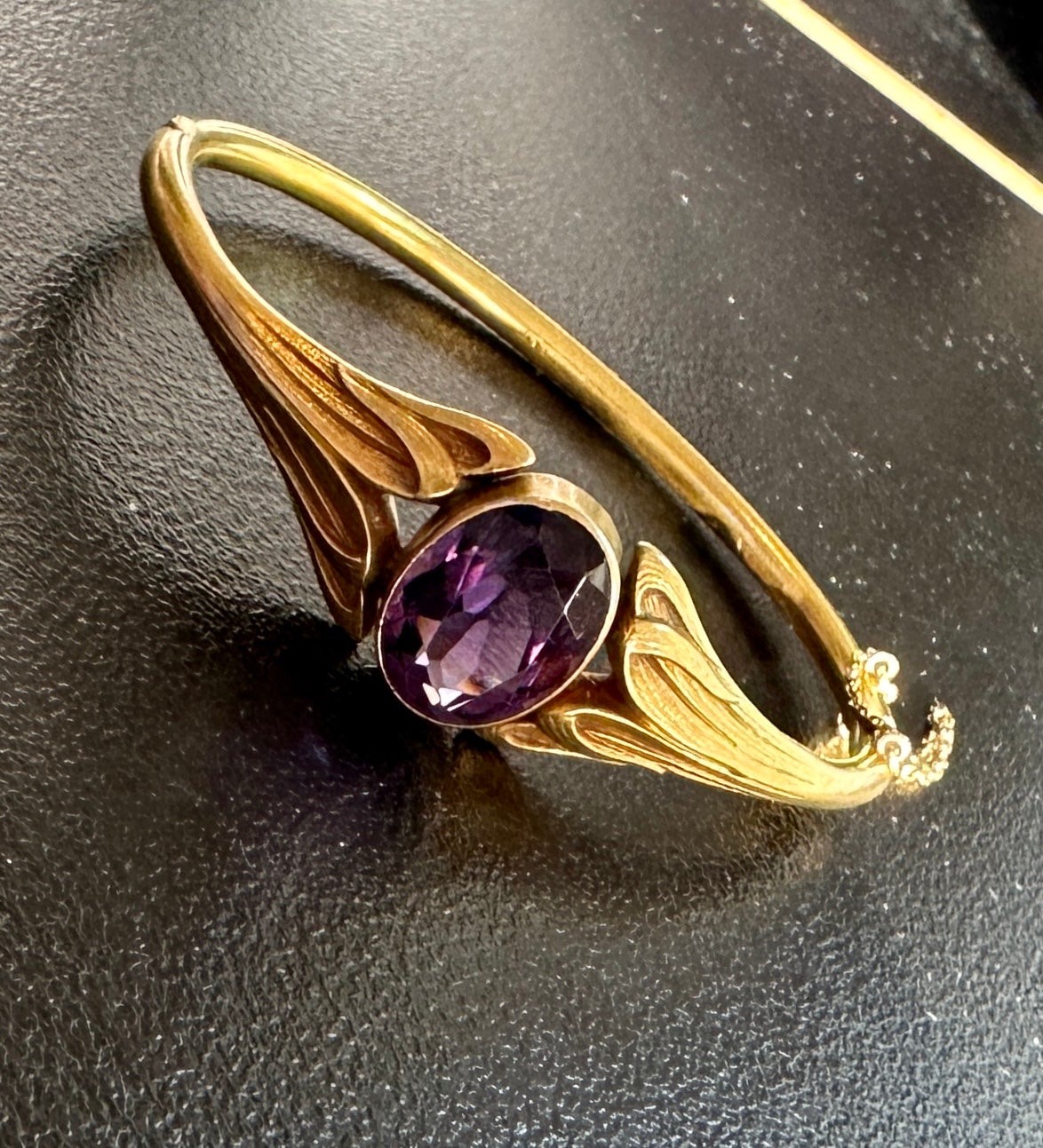 Taille ovale Bracelet jonc ancien Art Nouveau à motif feuille en or 14 carats et améthyste de 7 carats en vente