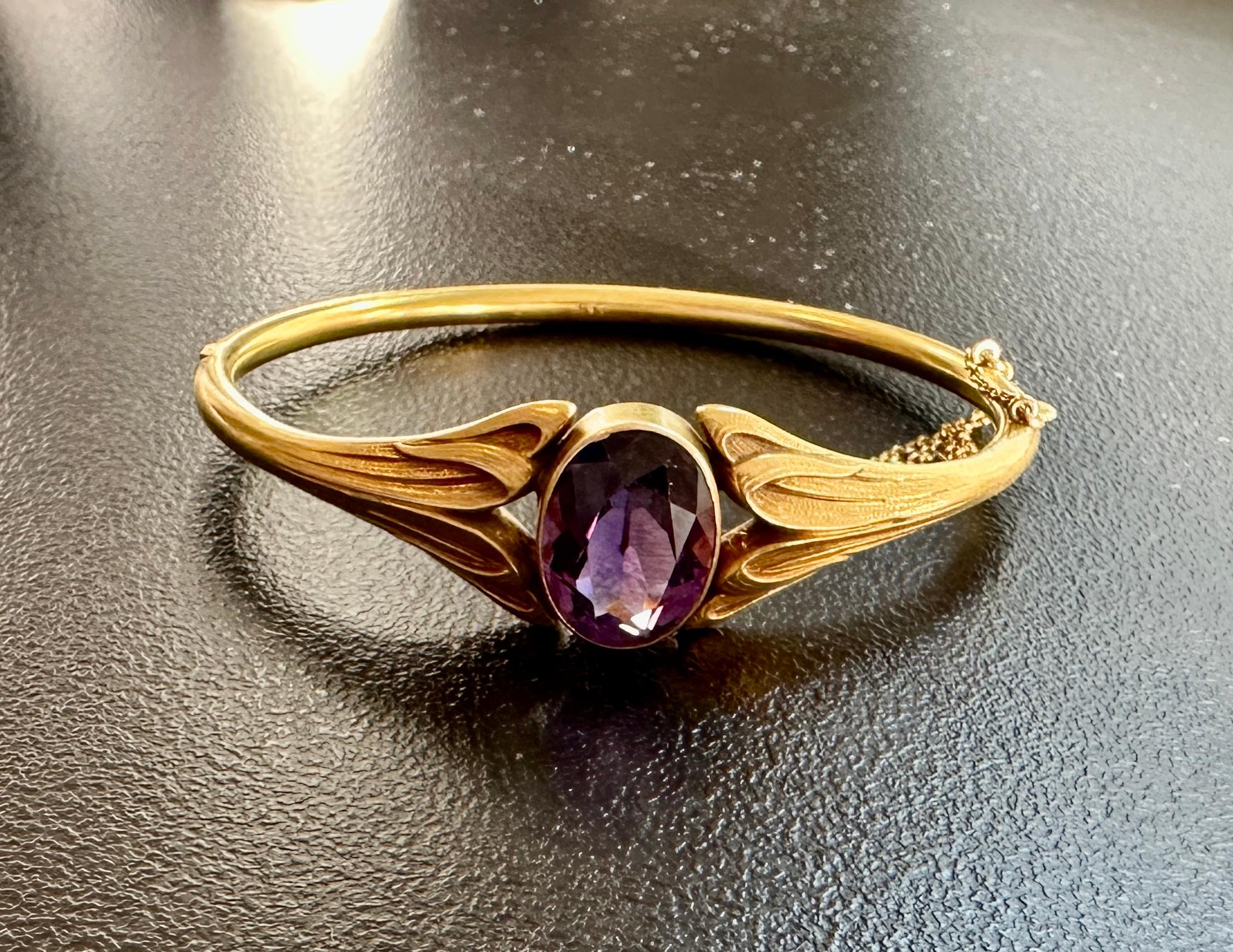Bracelet jonc ancien Art Nouveau à motif feuille en or 14 carats et améthyste de 7 carats Excellent état - En vente à New York, NY