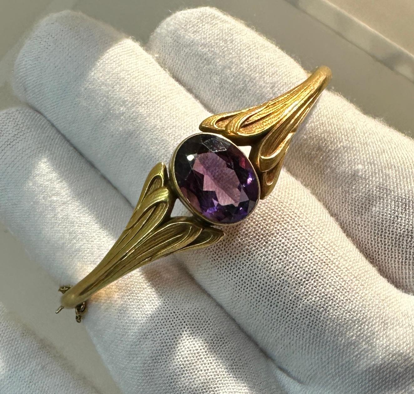 Bracelet jonc ancien Art Nouveau à motif feuille en or 14 carats et améthyste de 7 carats en vente 1