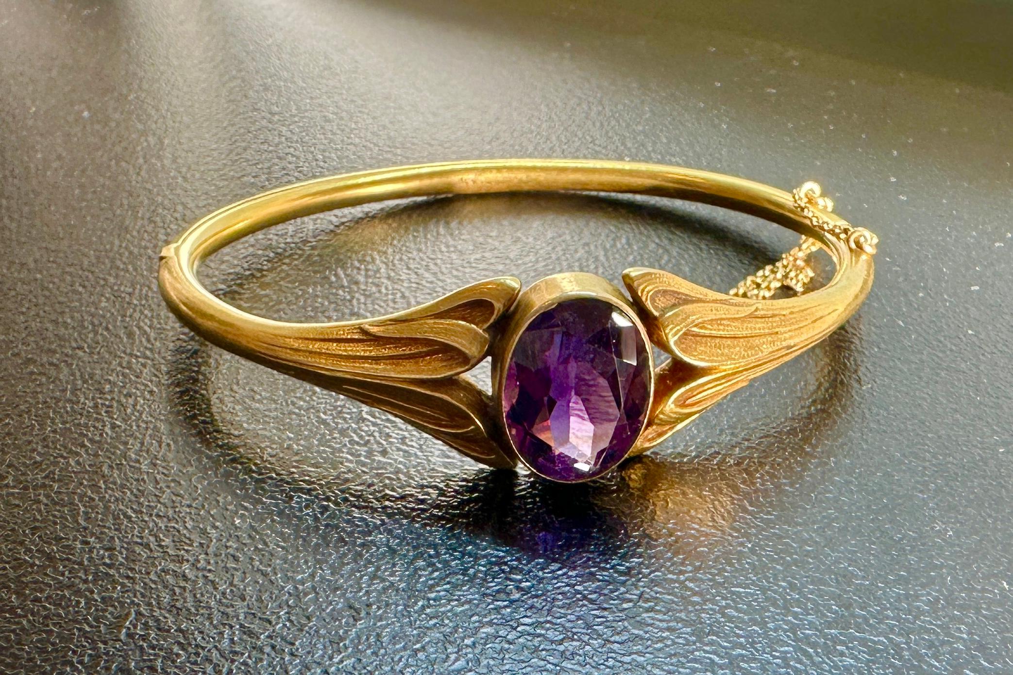 Bracelet jonc ancien Art Nouveau à motif feuille en or 14 carats et améthyste de 7 carats en vente 2