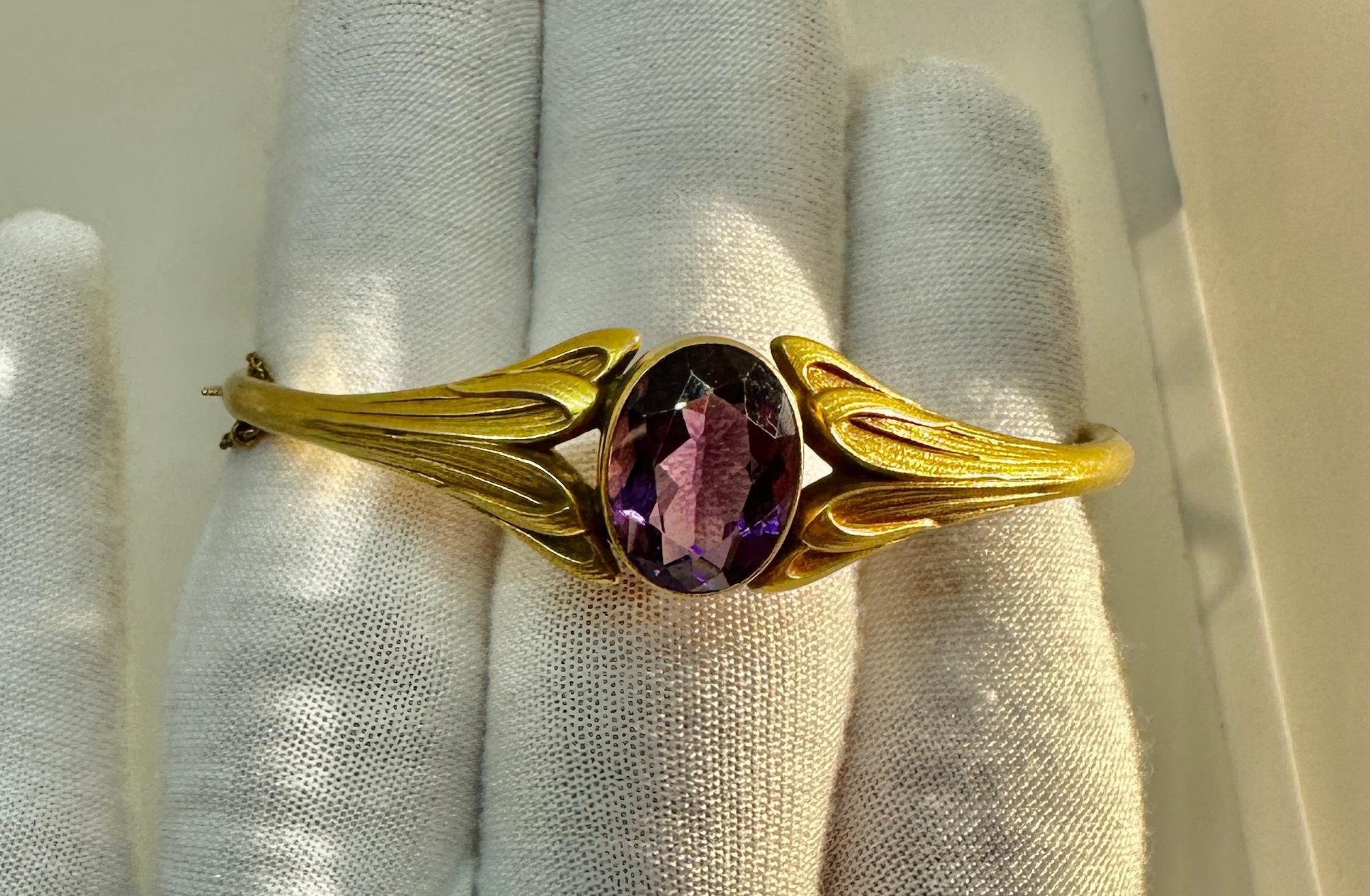 Bracelet jonc ancien Art Nouveau à motif feuille en or 14 carats et améthyste de 7 carats en vente 3