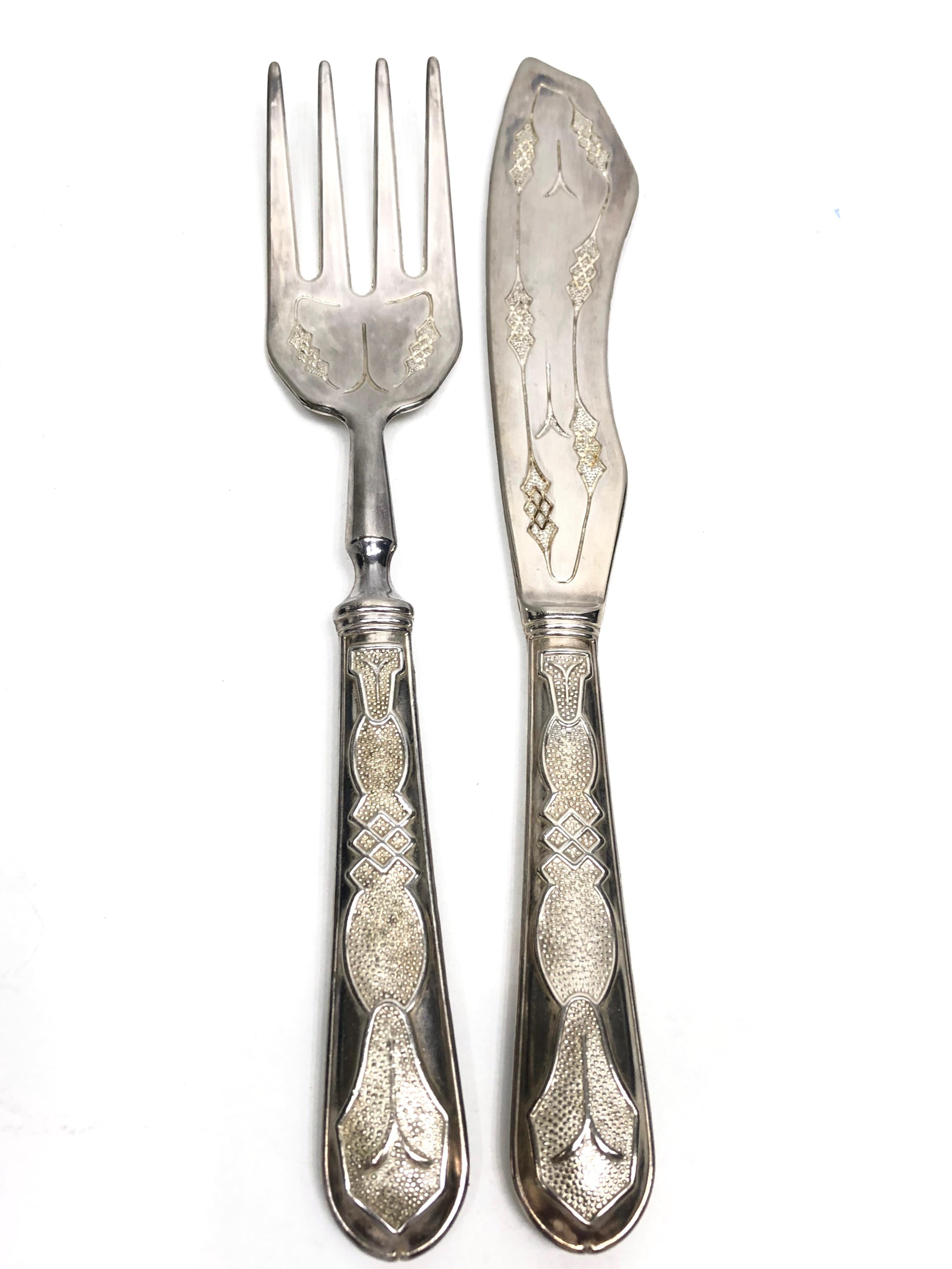 A beautiful Art Nouveau fish servers serving set of a fork & knife, vintage Sweden. These serving pieces as in a rare and antique design. Made of 800 silver, it will make a nice addition to any table. Knife measures approximate 9 5/8