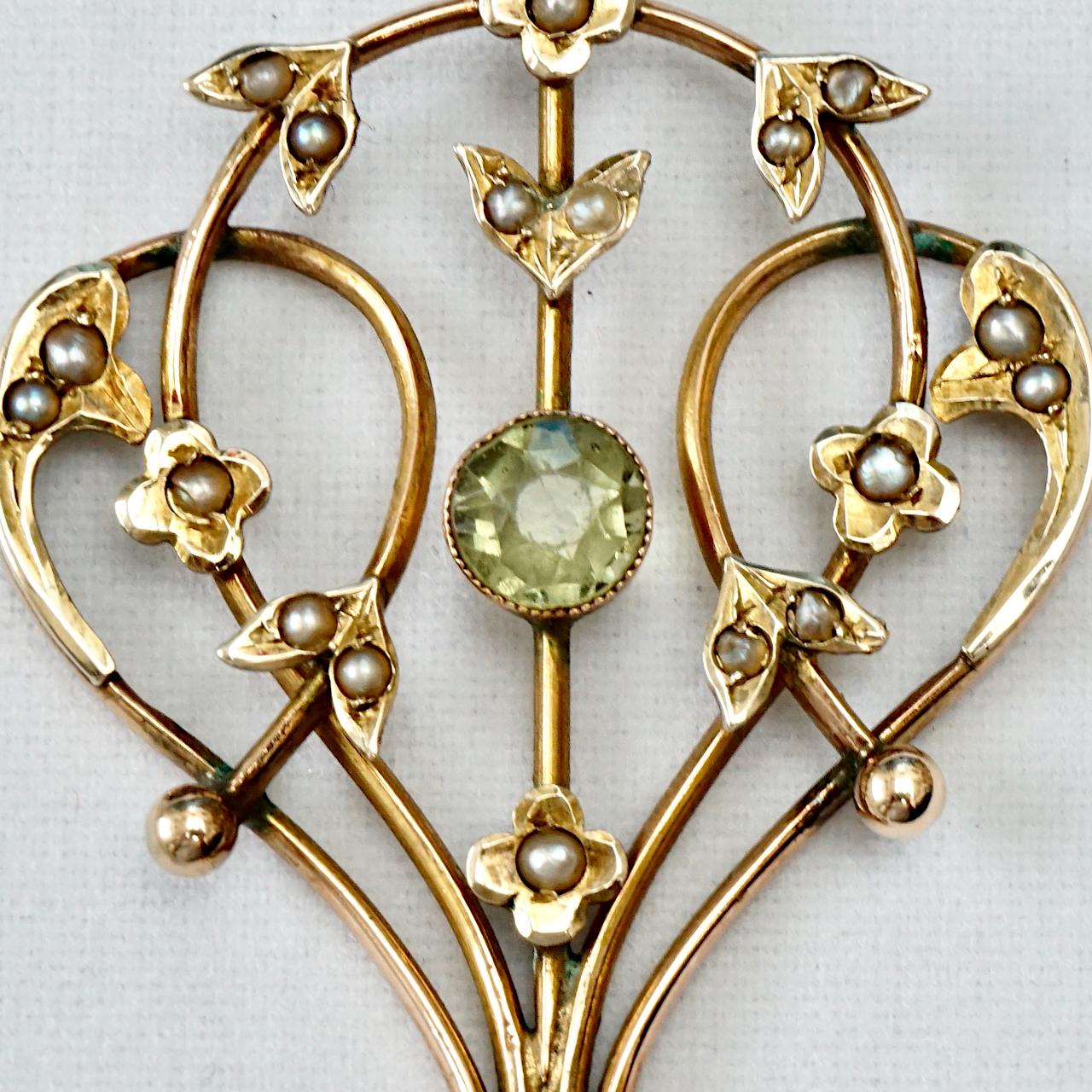 Art Nouveau 9ct Gold Lavaliere Pendant Peridot Paste and Natural Seed Pearls In Good Condition For Sale In London, GB