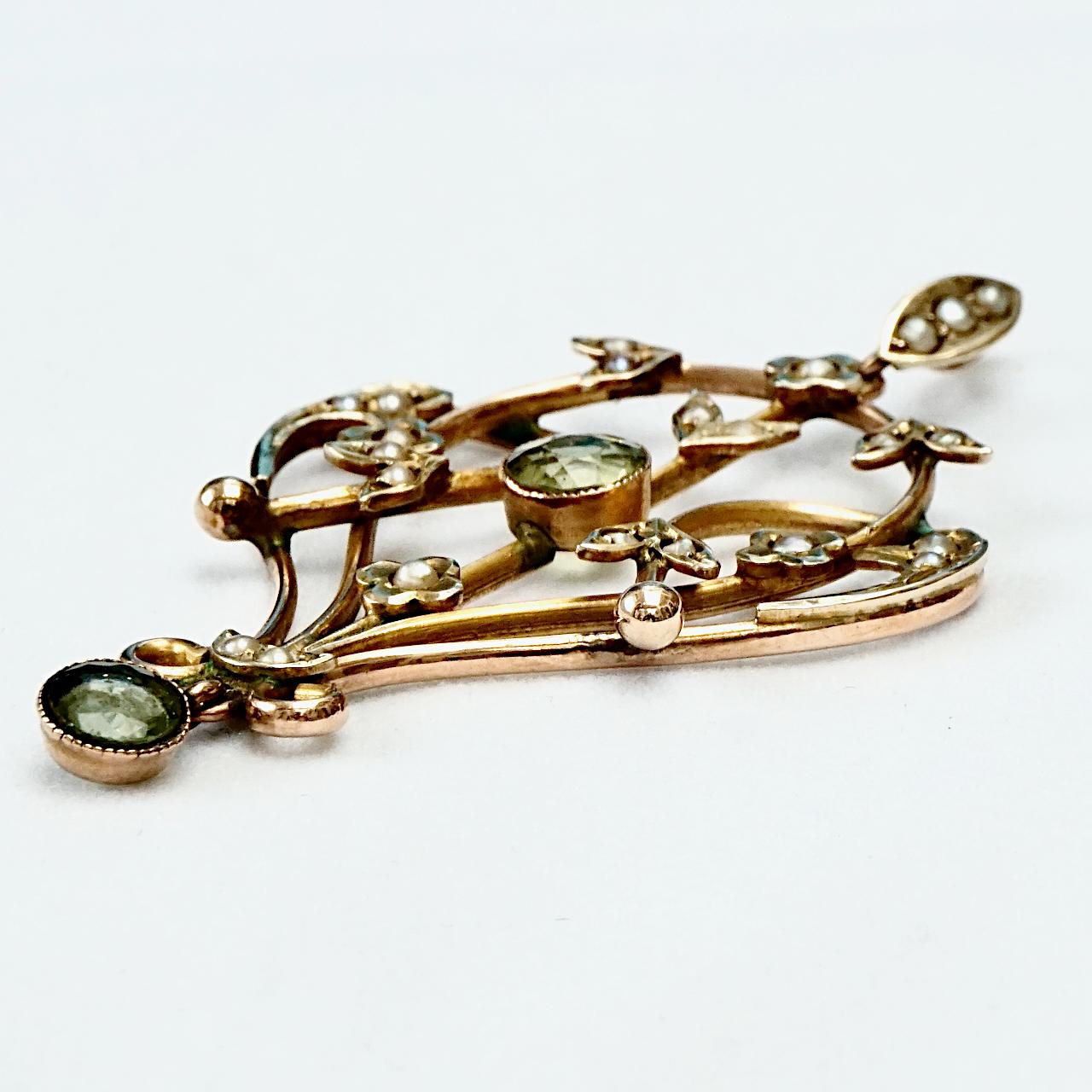 Art Nouveau 9ct Gold Lavaliere Pendant Peridot Paste and Natural Seed Pearls For Sale 1