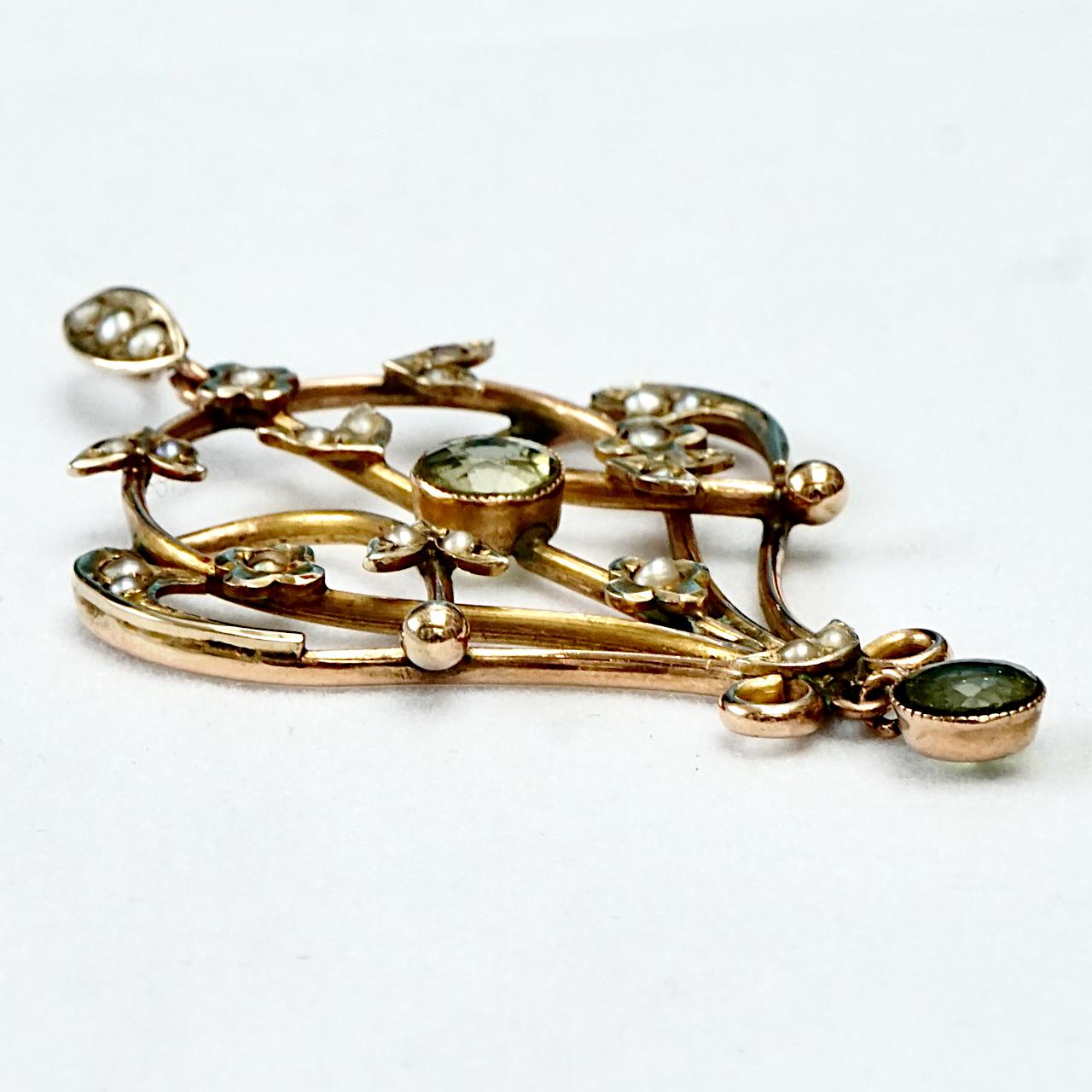 Art Nouveau 9ct Gold Lavaliere Pendant Peridot Paste and Natural Seed Pearls For Sale 2